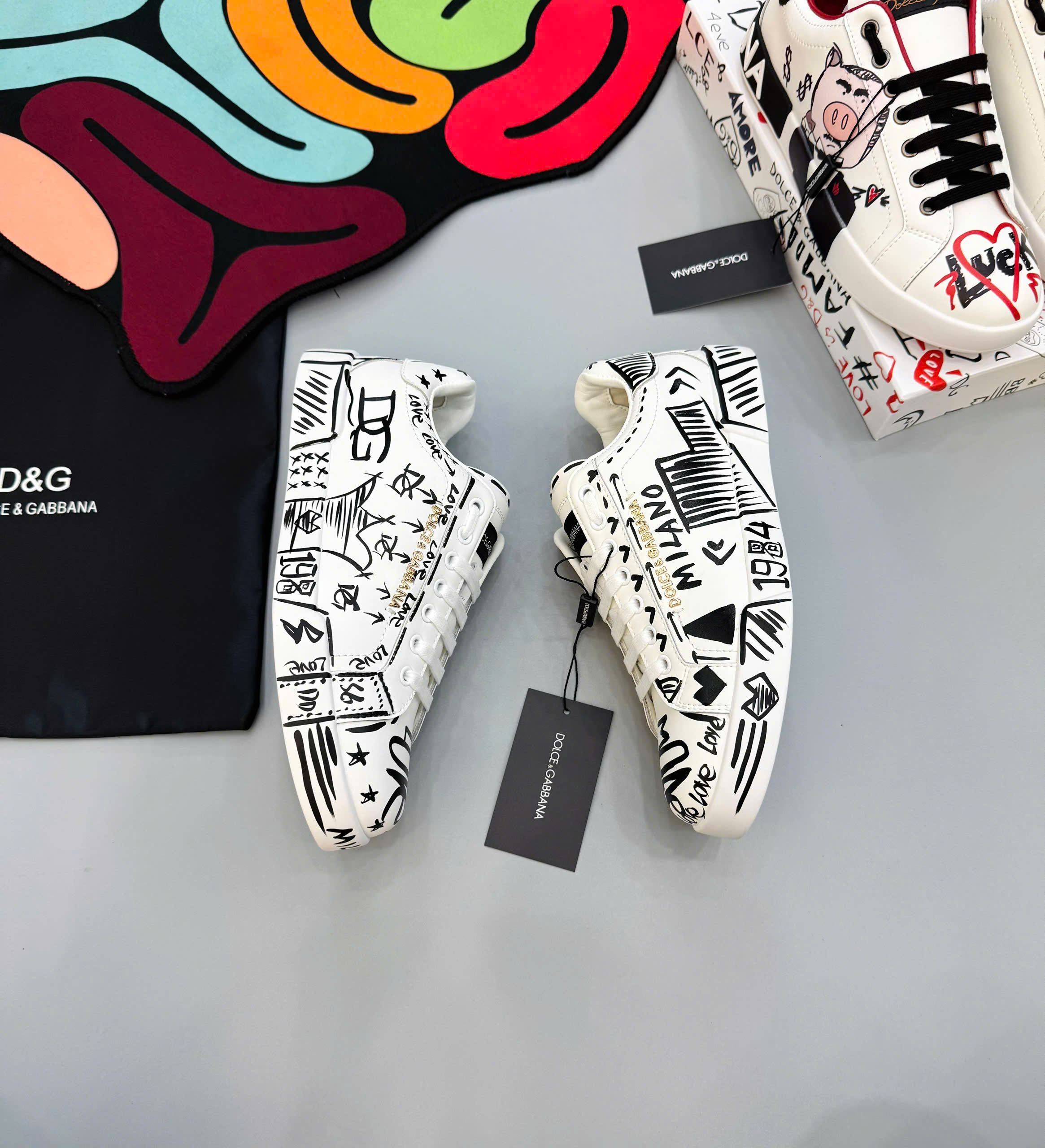 Giày sneaker Dolce Gabbana DG Trắng họa tiết chữ Đen full Like Auth fullbox MK