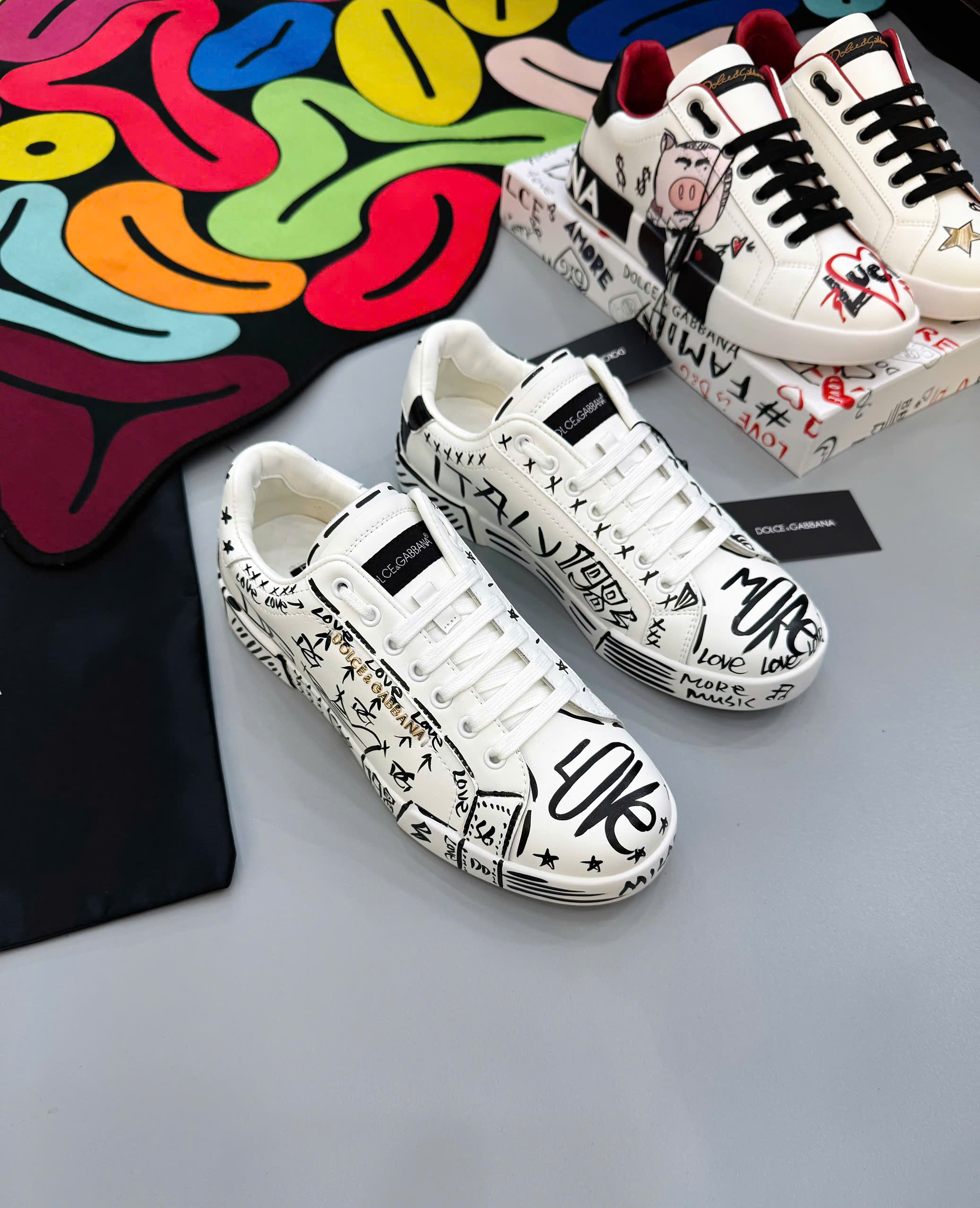 Giày sneaker Dolce Gabbana DG Trắng họa tiết chữ Đen full Like Auth fullbox MK