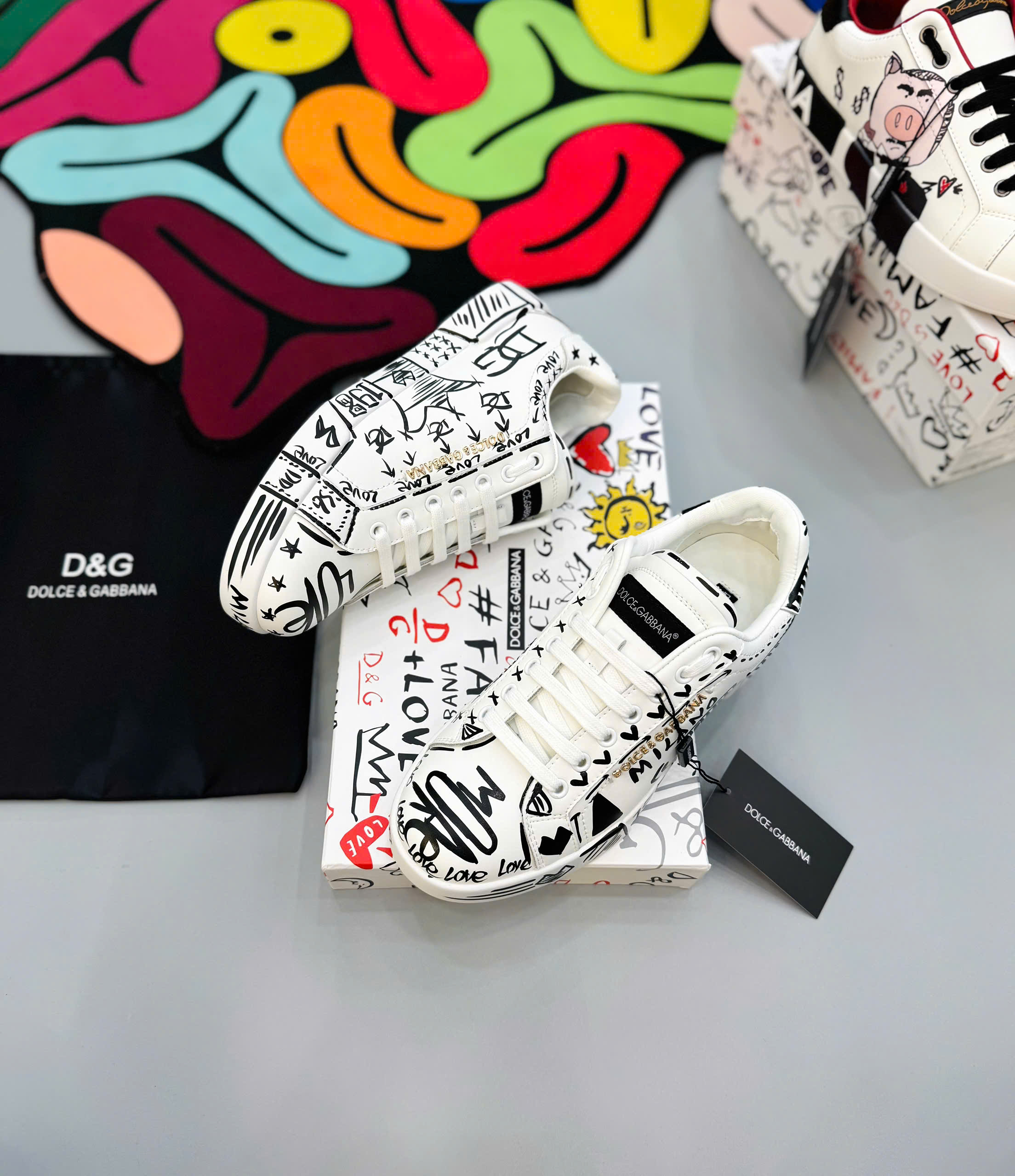 Giày sneaker Dolce Gabbana DG Trắng họa tiết chữ Đen full Like Auth fullbox MK