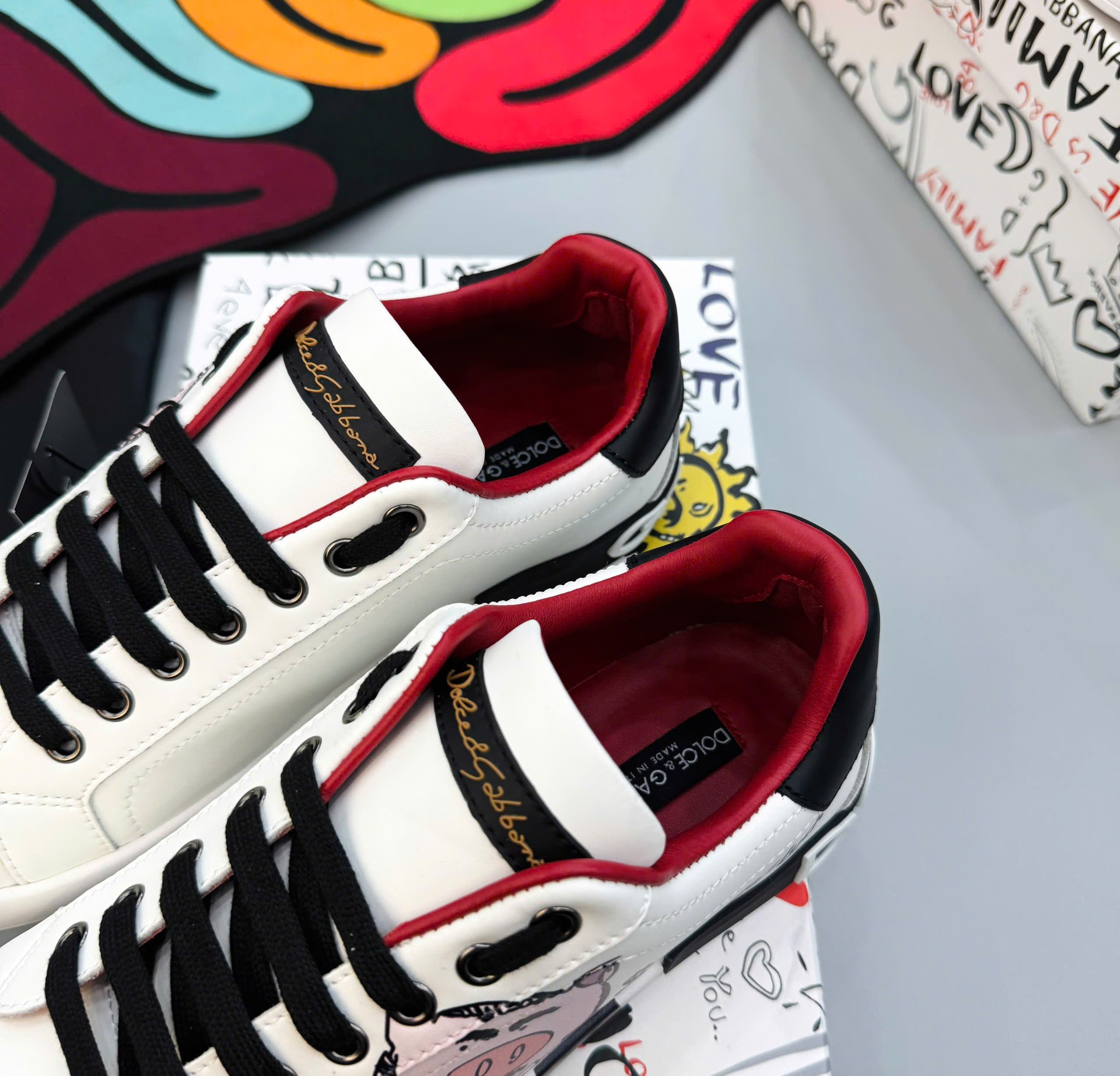Giày sneaker Dolce Gabbana DG Trắng phối Đen Đỏ họa tiết Like Auth fullbox MK