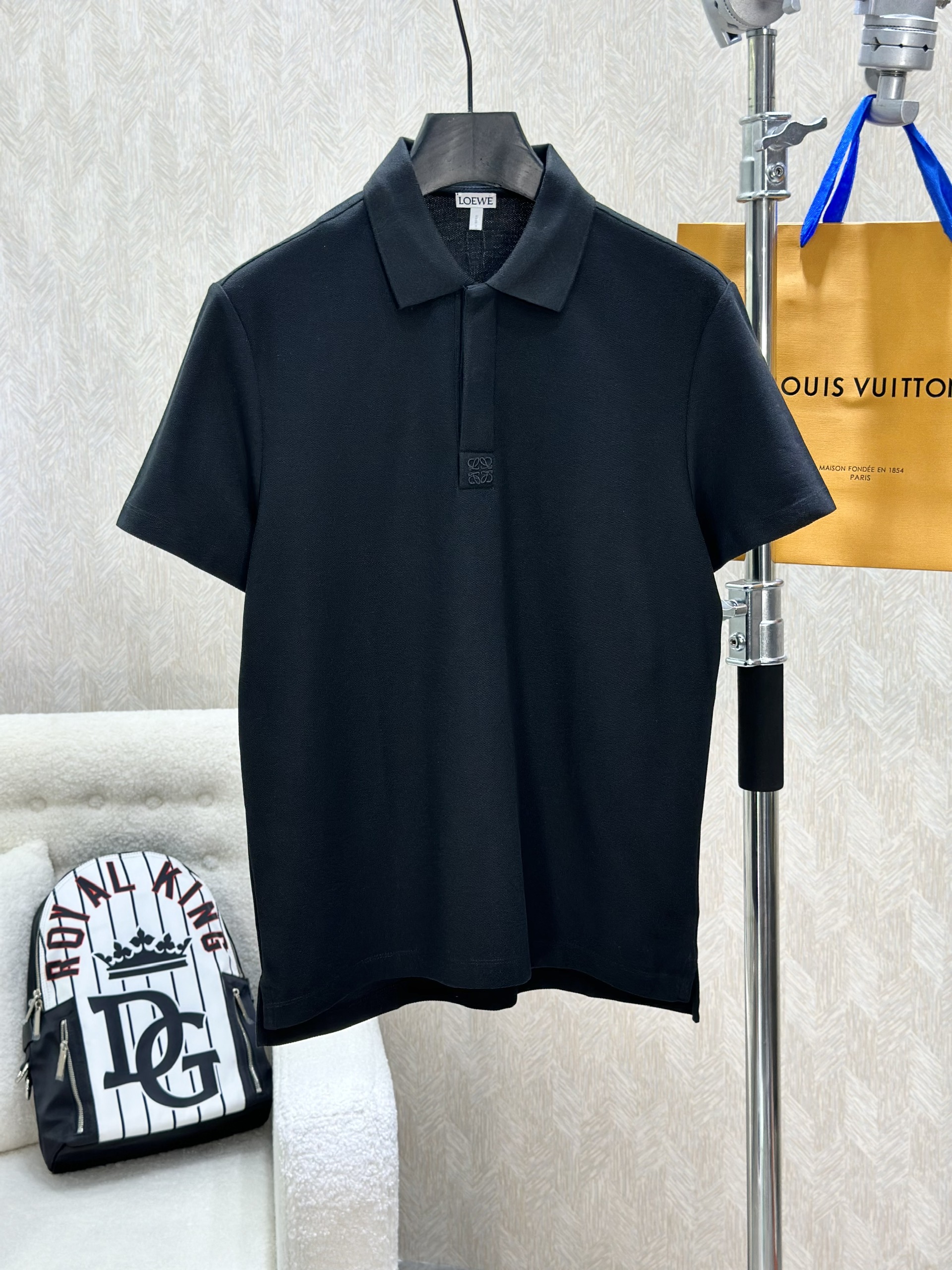 Áo polo Loewe LW trơn logo thêu cổ khuy Like Auth 1-1 on web VTN