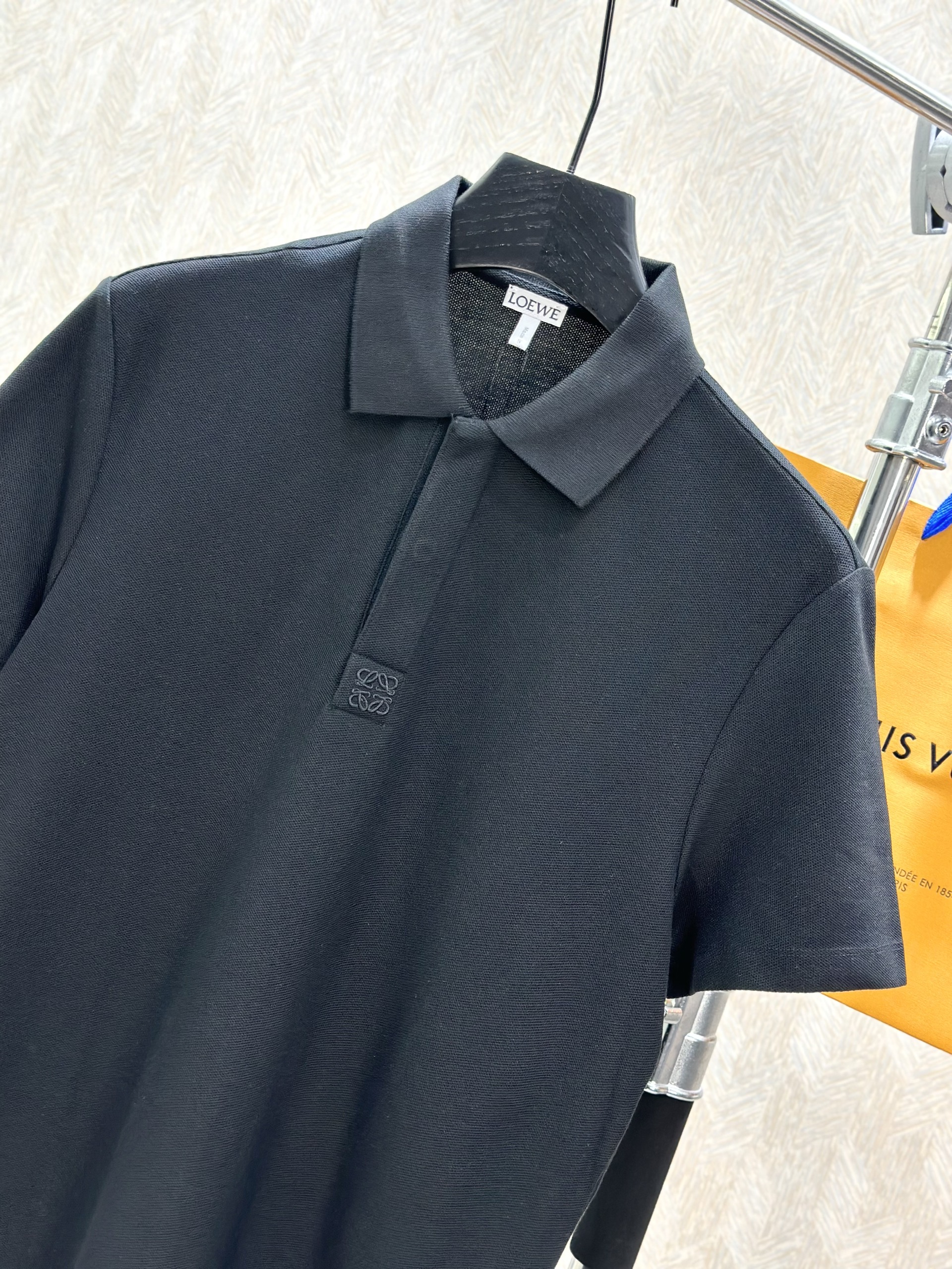 Áo polo Loewe LW trơn logo thêu cổ khuy Like Auth 1-1 on web VTN