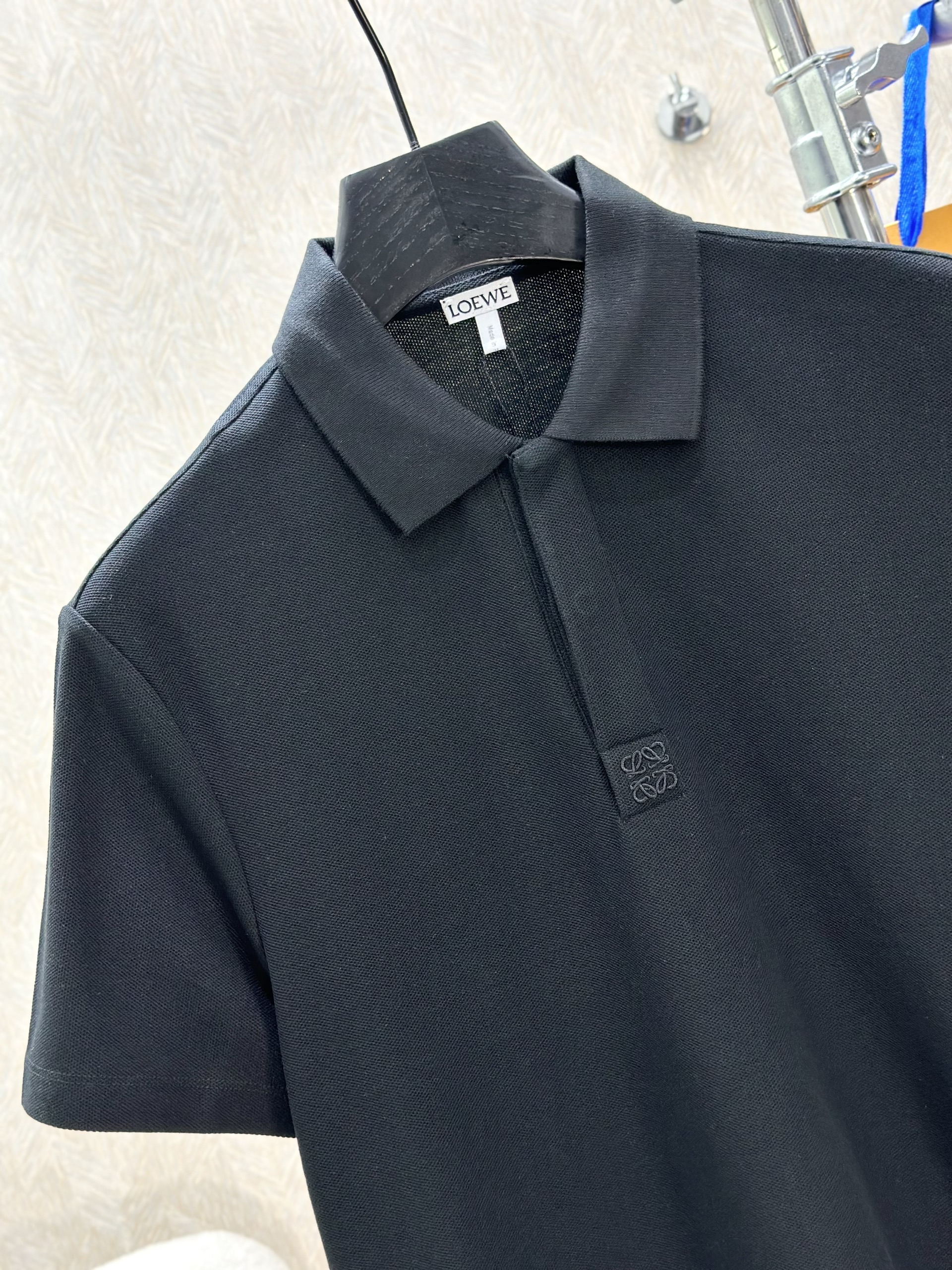 Áo polo Loewe LW trơn logo thêu cổ khuy Like Auth 1-1 on web VTN