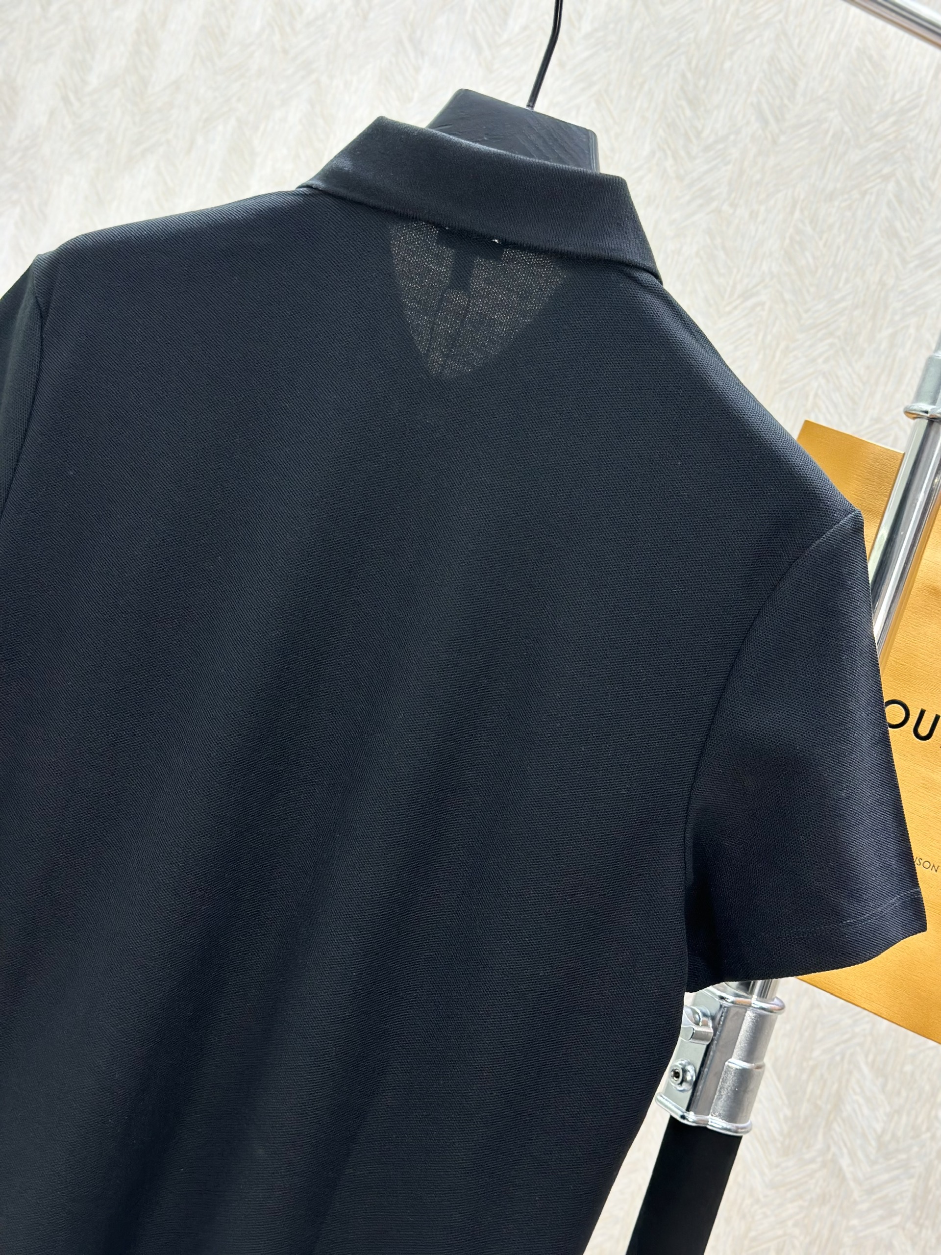 Áo polo Loewe LW trơn logo thêu cổ khuy Like Auth 1-1 on web VTN