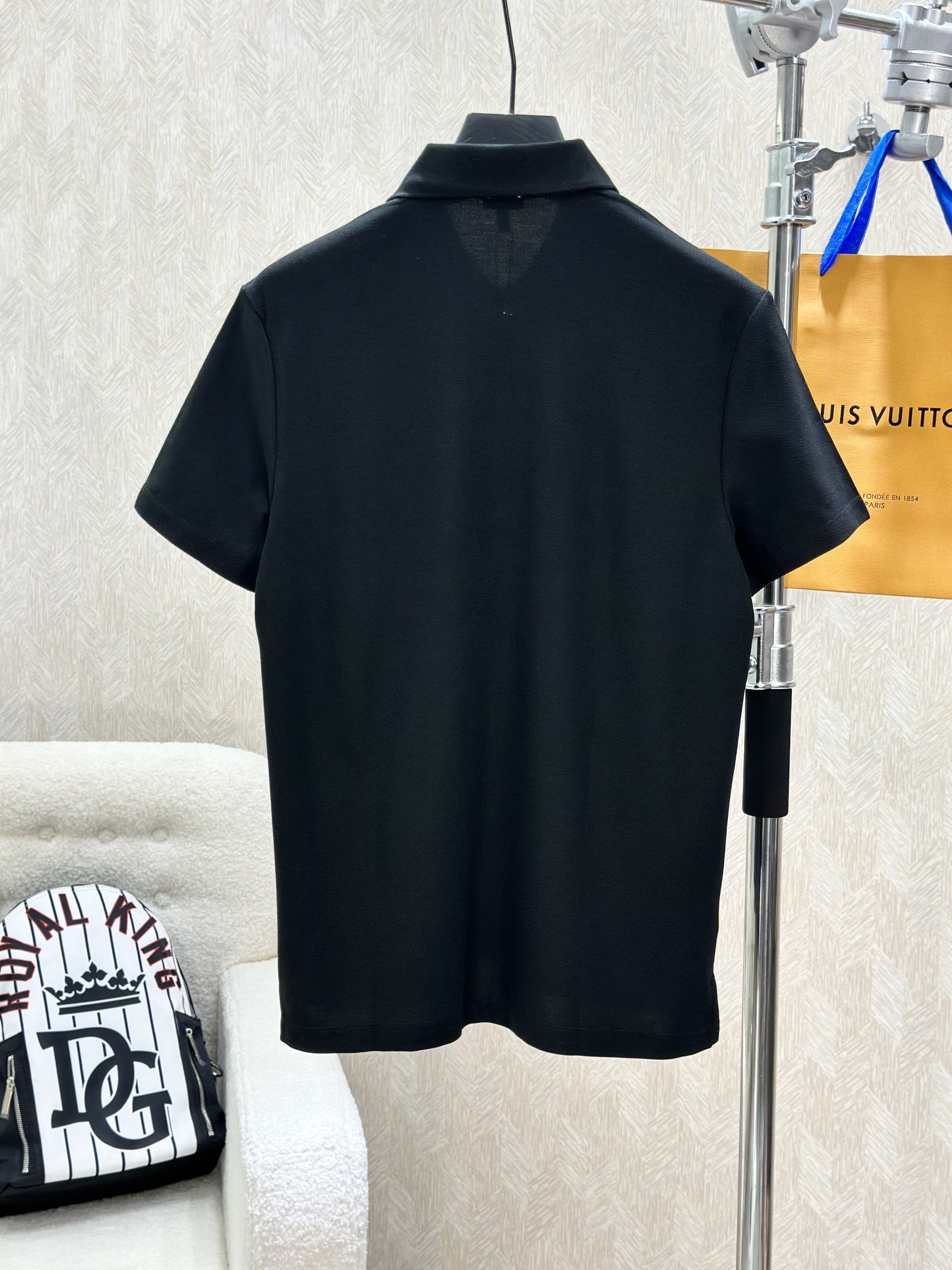 Áo polo Loewe LW trơn logo thêu cổ khuy Like Auth 1-1 on web VTN