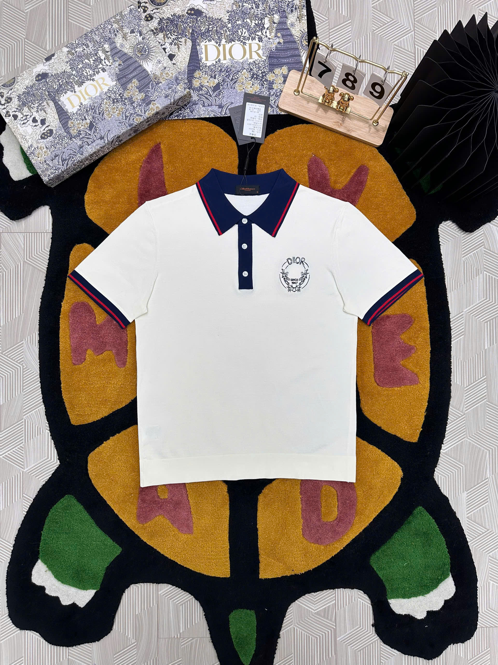 Áo polo Dior CD Trắng phối kẻ Xanh Đỏ viền logo tròn thêu ngực Like Auth MK