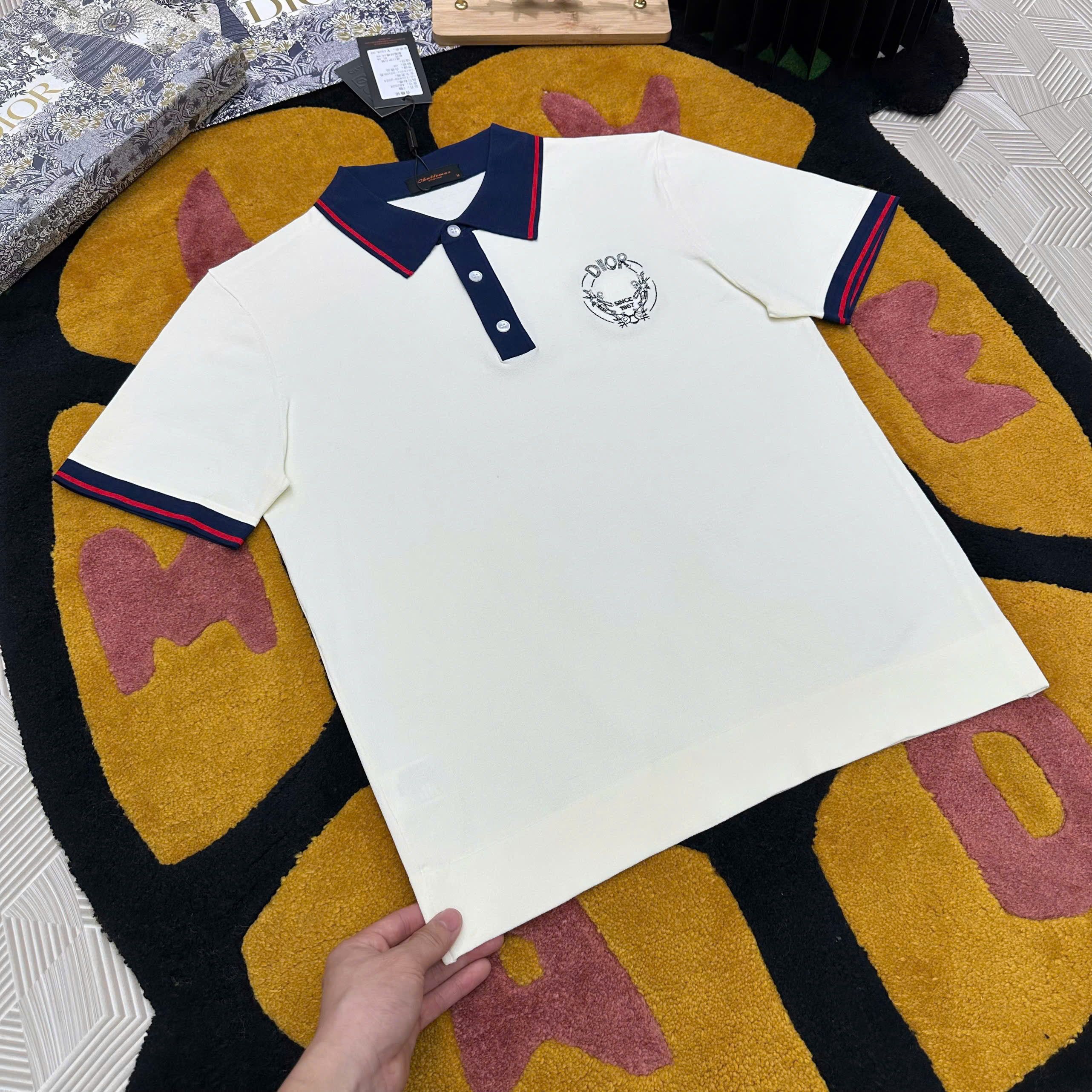 Áo polo Dior CD Trắng phối kẻ Xanh Đỏ viền logo tròn thêu ngực Like Auth MK