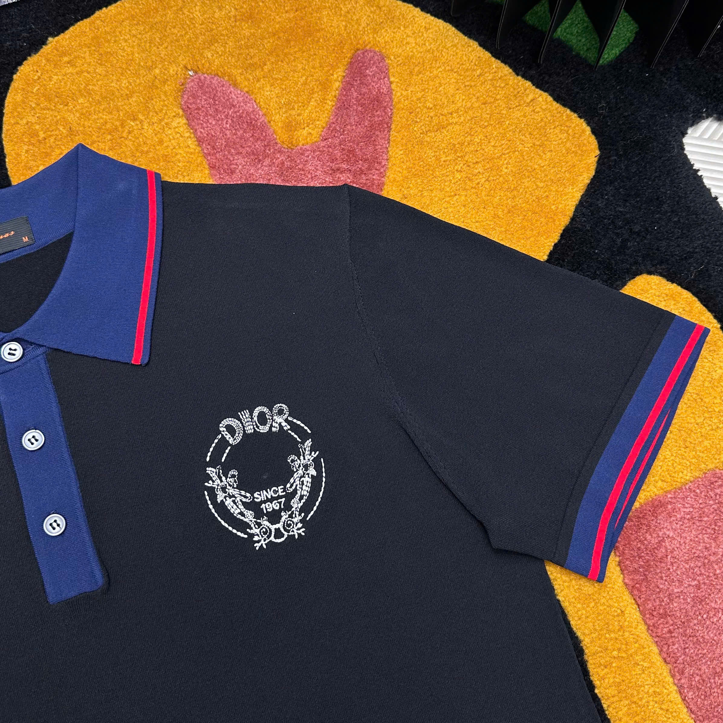 Áo polo Dior CD Đen phối kẻ Xanh Đỏ viền logo tròn thêu ngực Like Auth MK