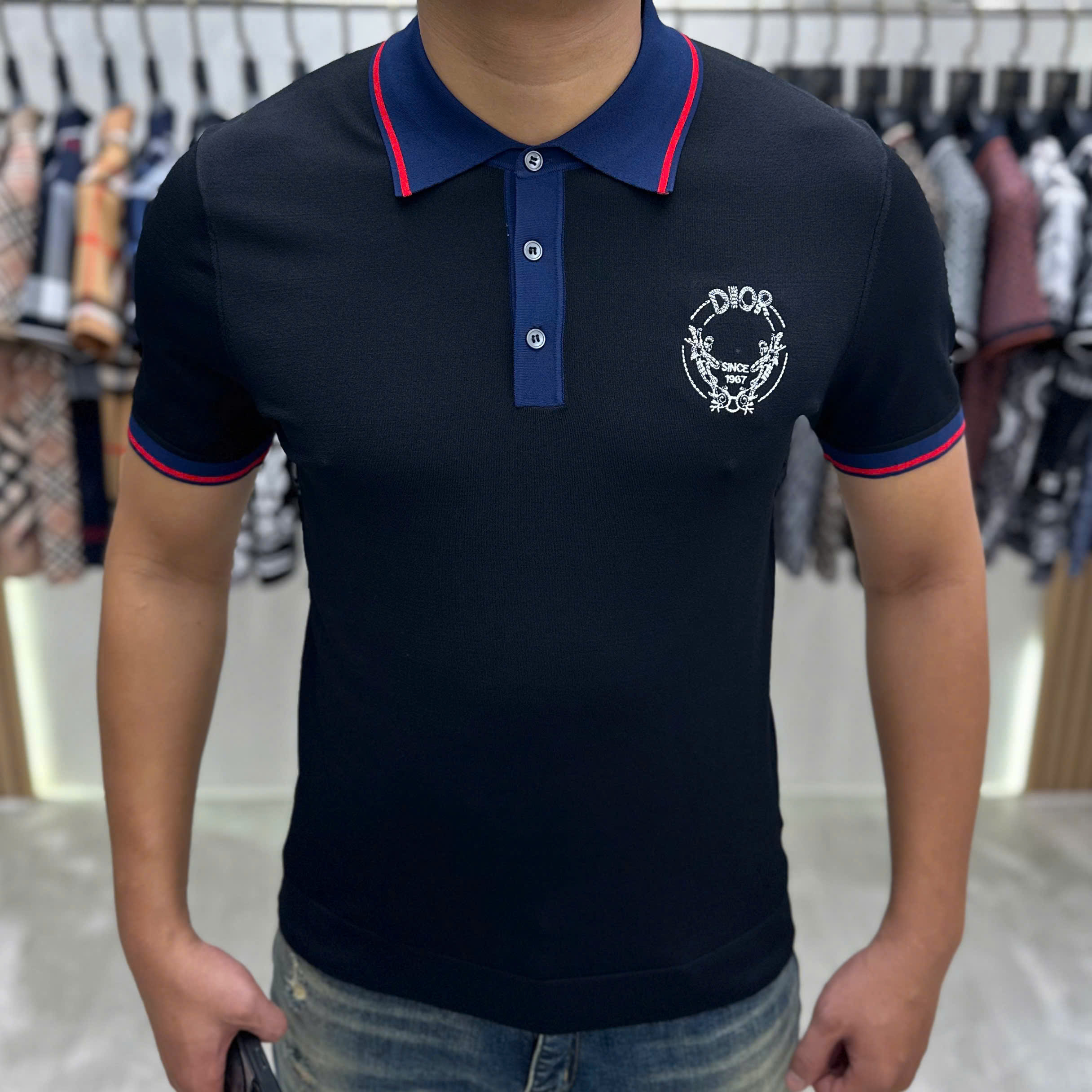 Áo polo Dior CD Đen phối kẻ Xanh Đỏ viền logo tròn thêu ngực Like Auth MK