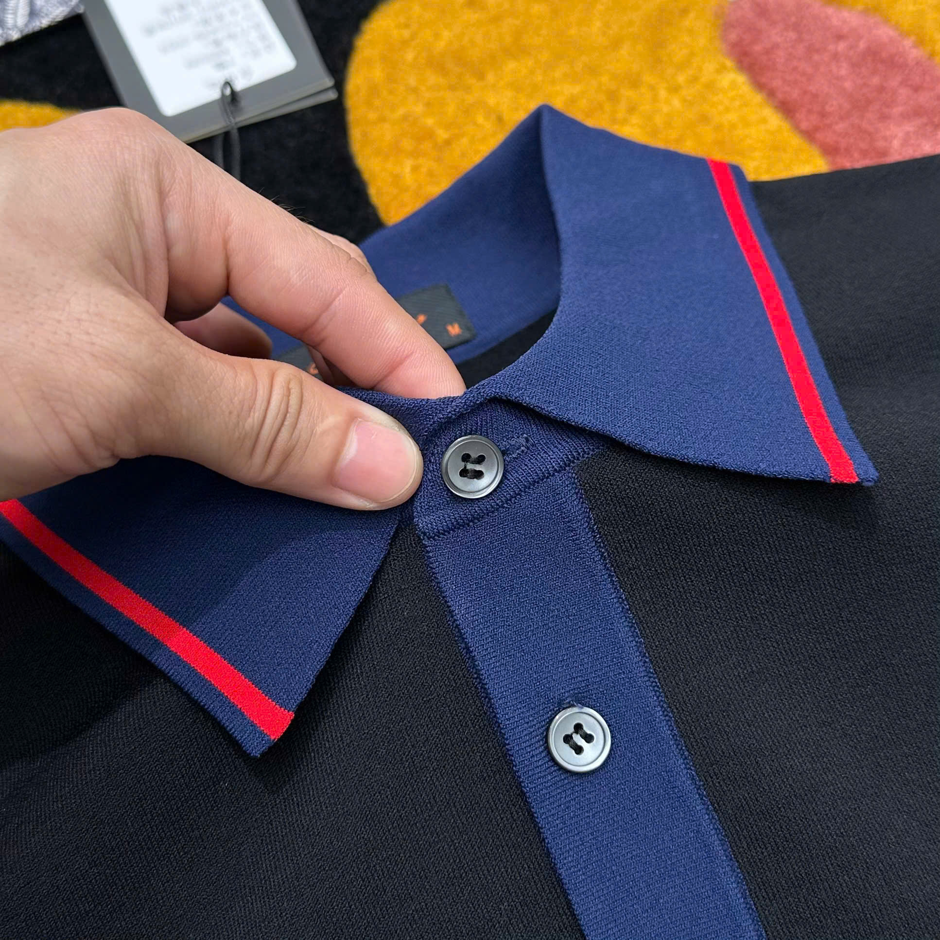 Áo polo Dior CD Đen phối kẻ Xanh Đỏ viền logo tròn thêu ngực Like Auth MK