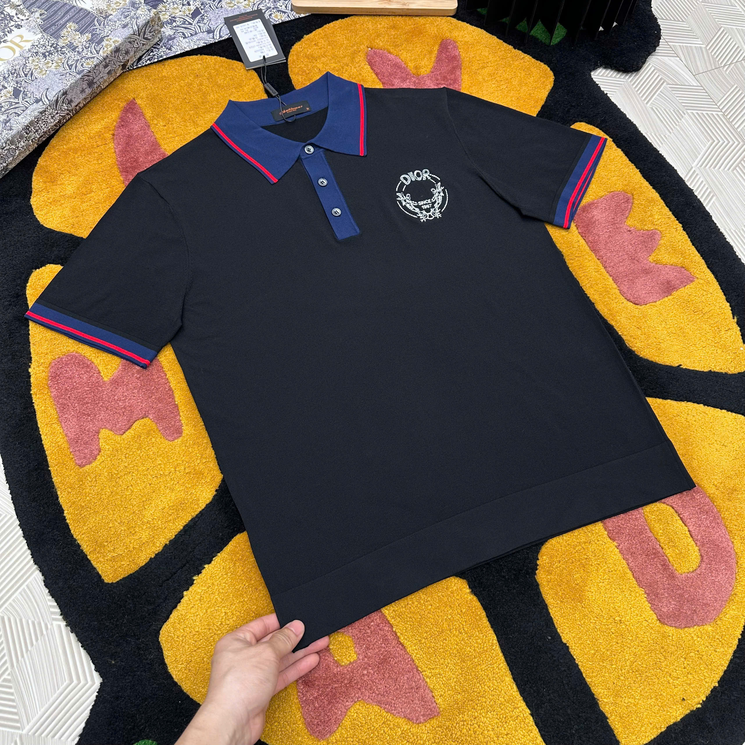 Áo polo Dior CD Đen phối kẻ Xanh Đỏ viền logo tròn thêu ngực Like Auth MK