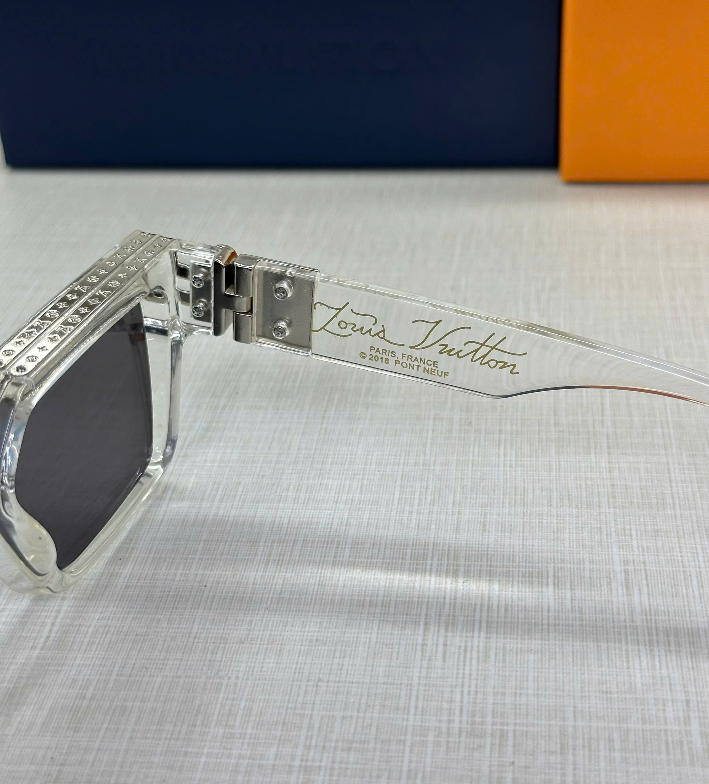 Kính mắt thời trang Louis Vuitton LV Trắng trong phối mắt Đen Like Auth fullbox MK