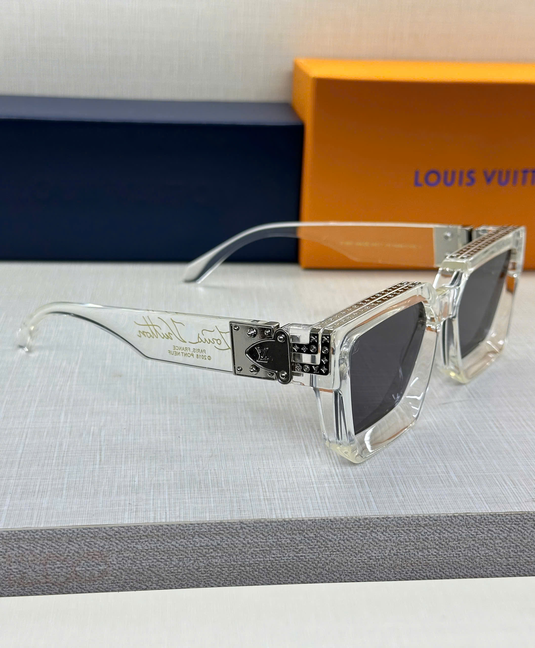 Kính mắt thời trang Louis Vuitton LV Trắng trong phối mắt Đen Like Auth fullbox MK