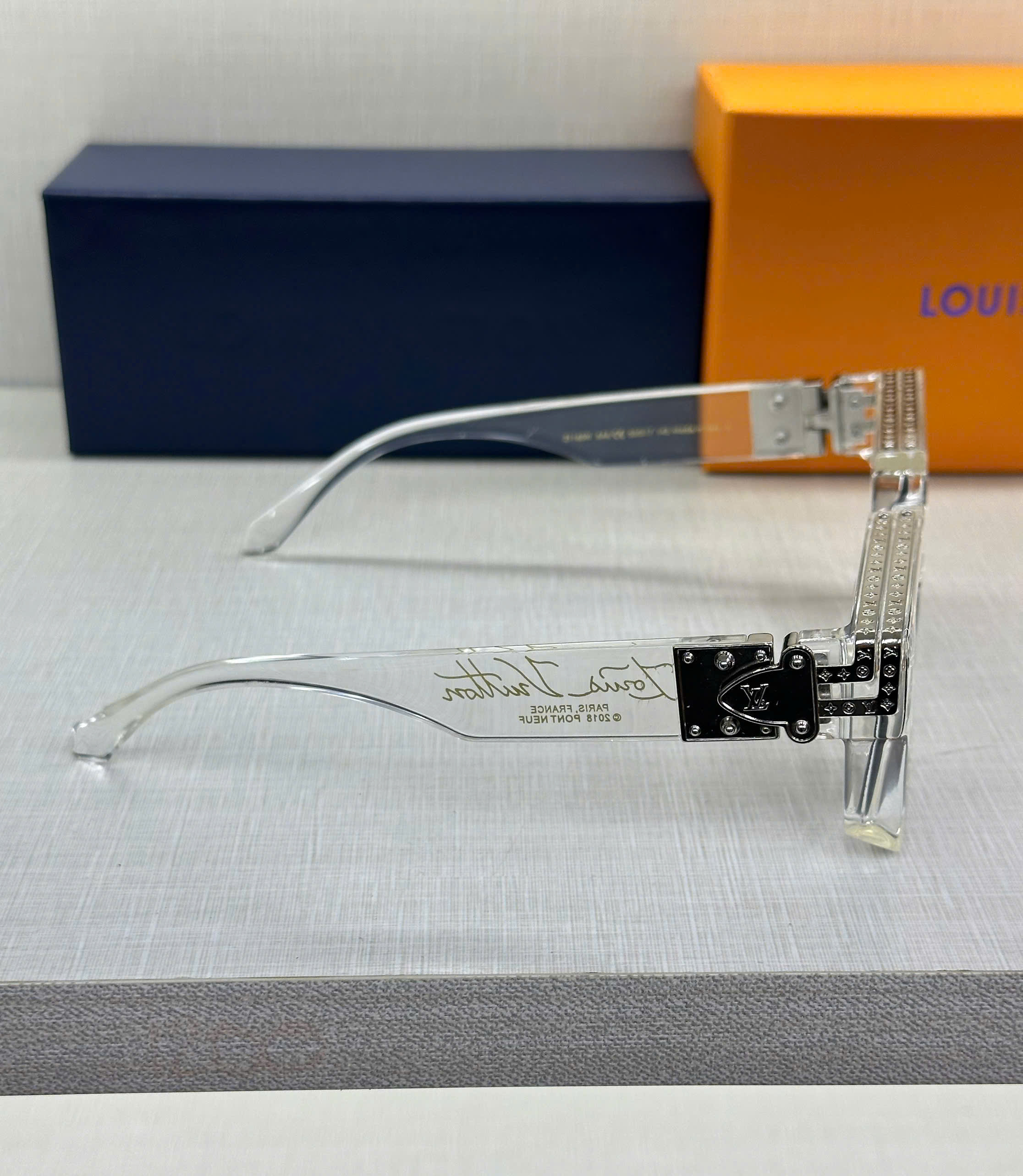 Kính mắt thời trang Louis Vuitton LV Trắng trong phối mắt Đen Like Auth fullbox MK