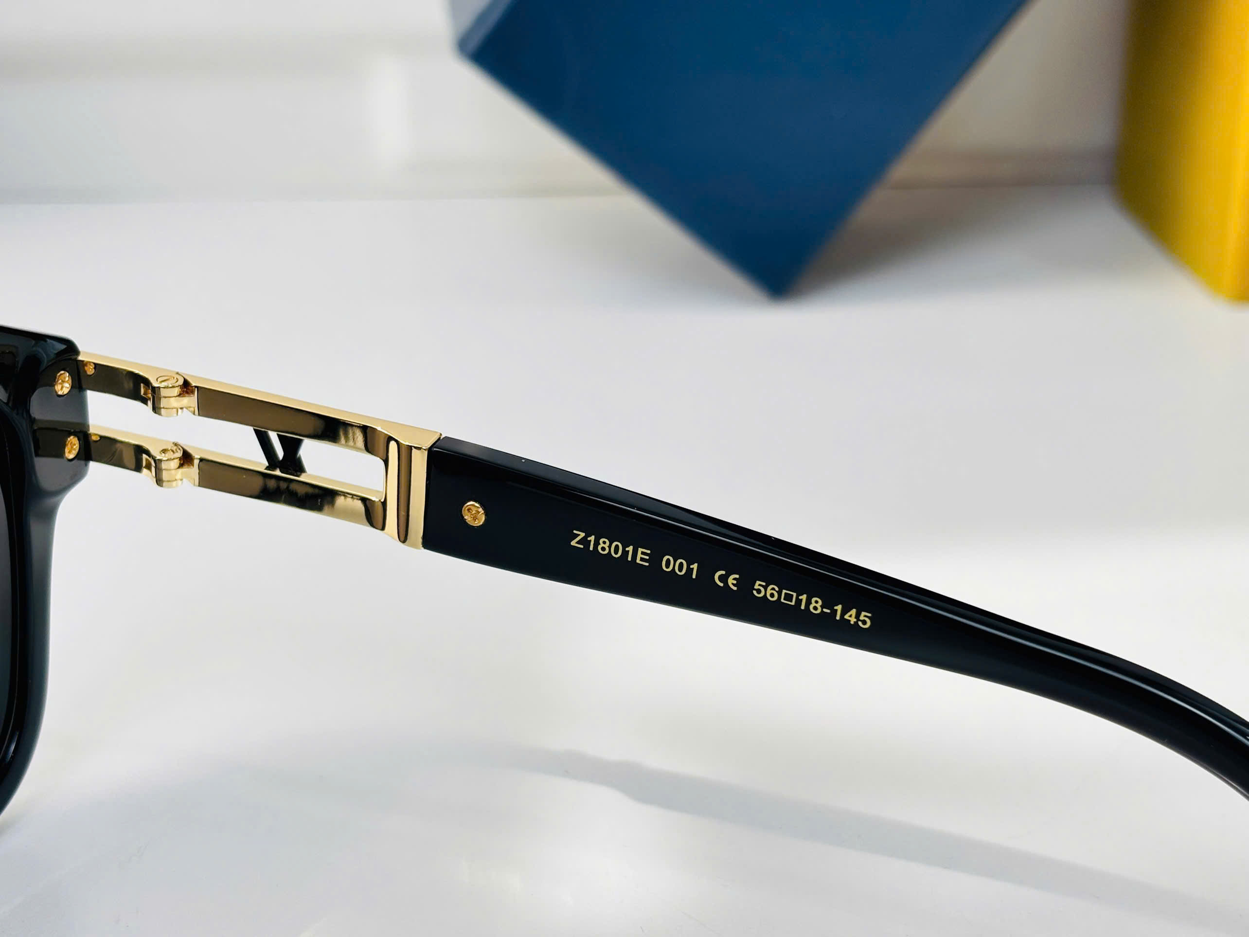 Kính mắt thời trang Louis Vuitton LV Đen viền kim loại Vàng MK