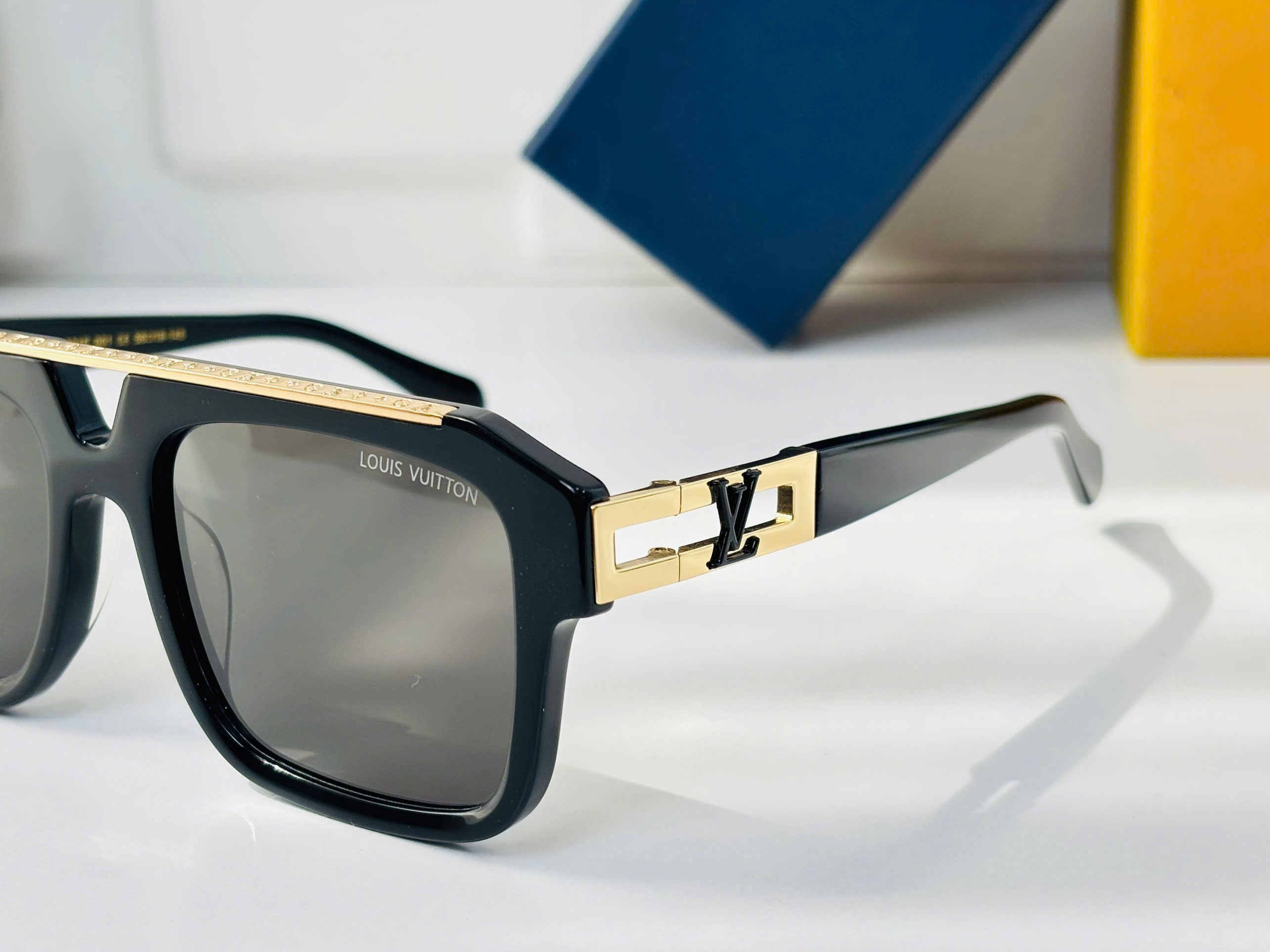 Kính mắt thời trang Louis Vuitton LV Đen viền kim loại Vàng MK