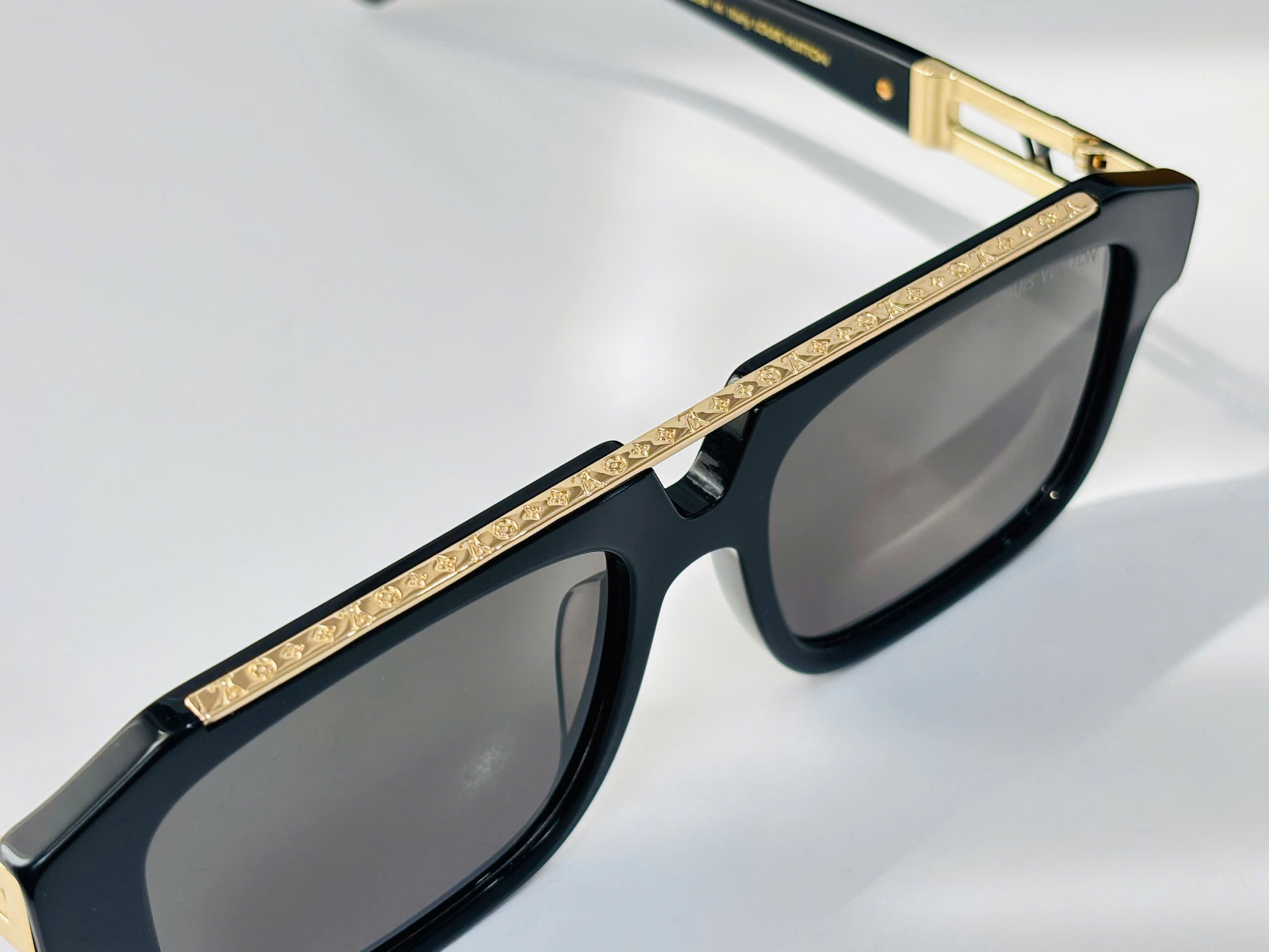 Kính mắt thời trang Louis Vuitton LV Đen viền kim loại Vàng MK