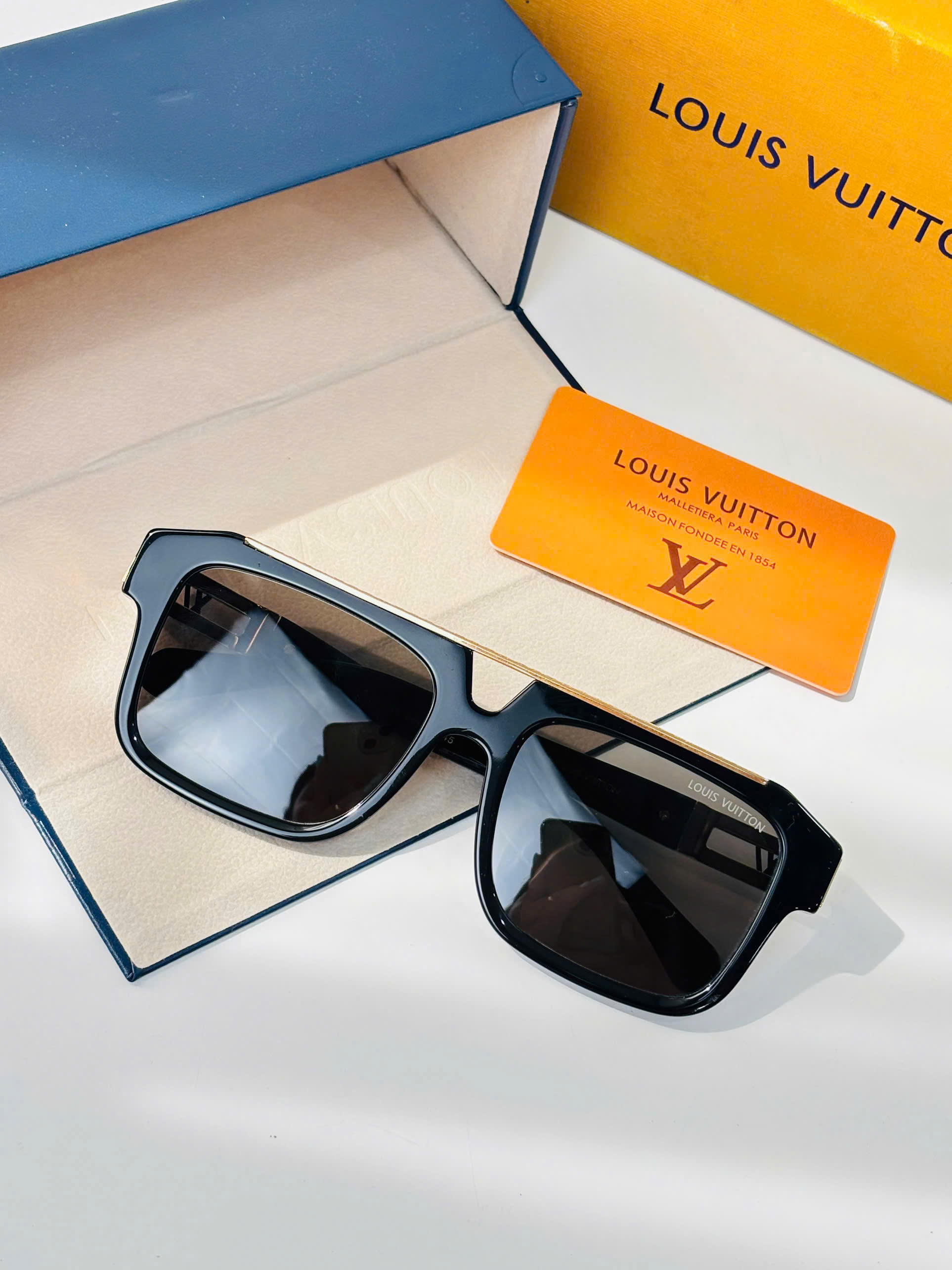 Kính mắt thời trang Louis Vuitton LV Đen viền kim loại Vàng MK