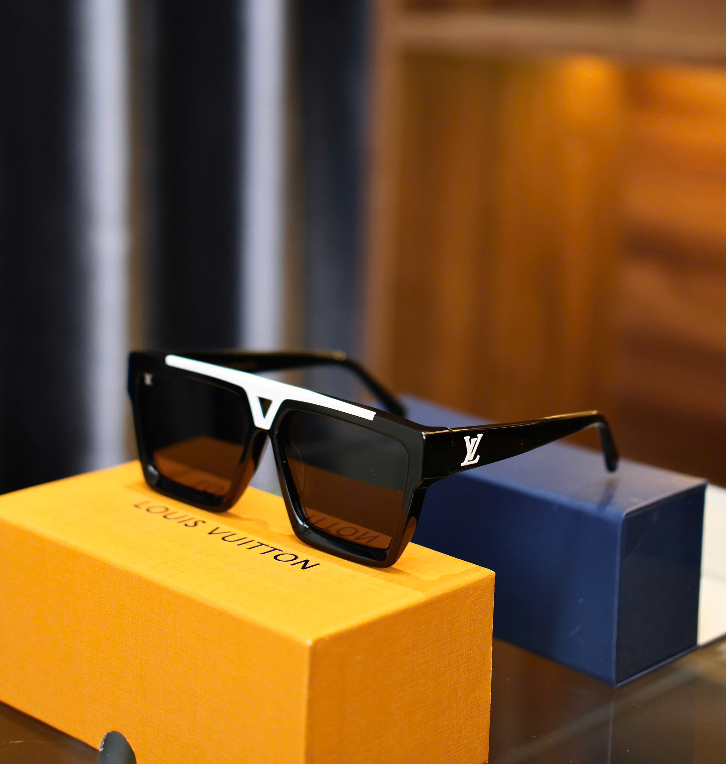 Kính mắt thời trang Louis Vuitton LV Đen phối viền logo Trắng Like Auth fullbox DDT