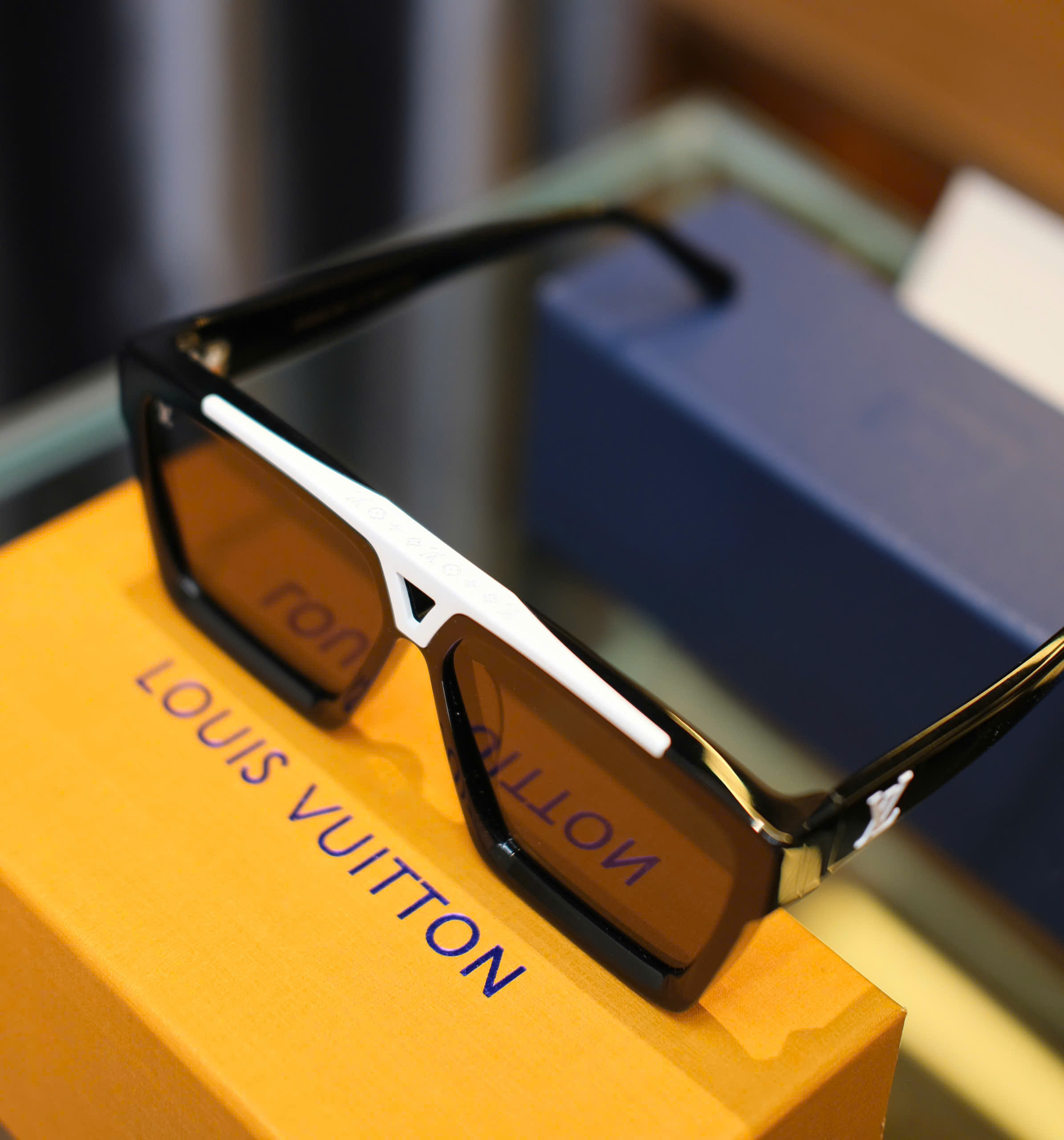 Kính mắt thời trang Louis Vuitton LV Đen phối viền logo Trắng Like Auth fullbox DDT