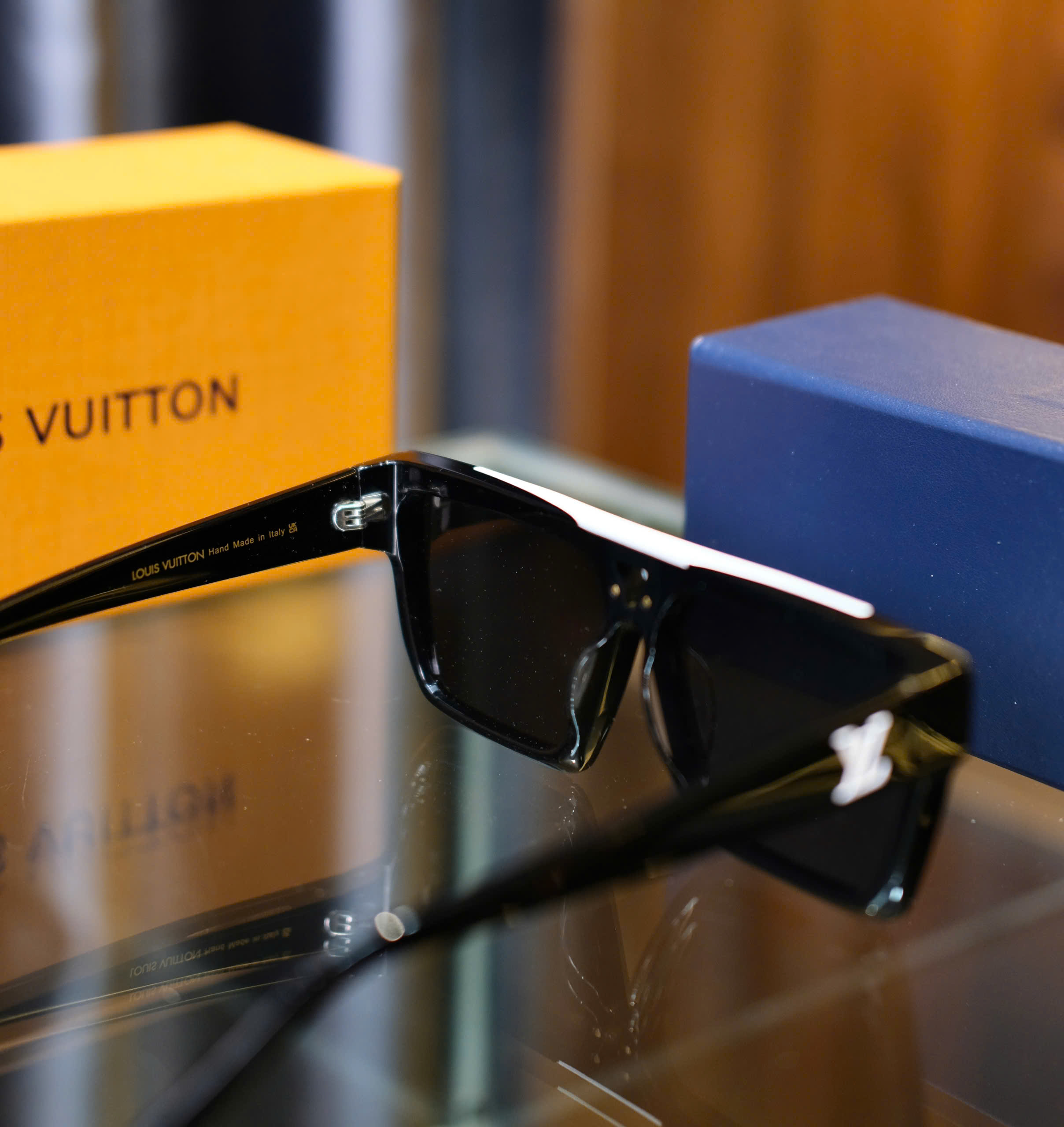 Kính mắt thời trang Louis Vuitton LV Đen phối viền logo Trắng Like Auth fullbox DDT