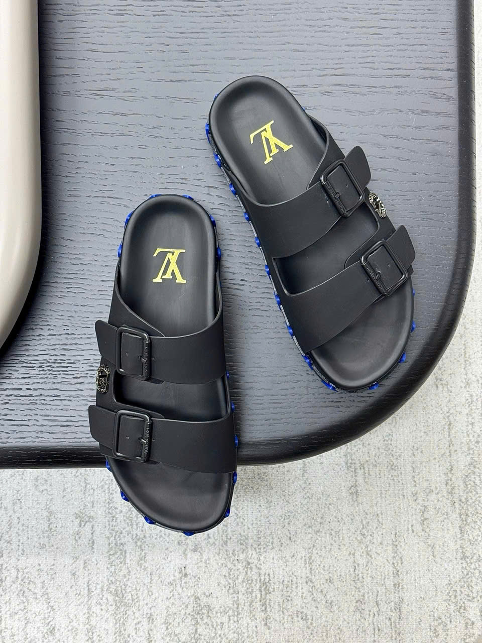 Dép lê quai ngang cài Louis Vuitton Trainer Đen tag logo kim loại Like Auth fullbox DDT