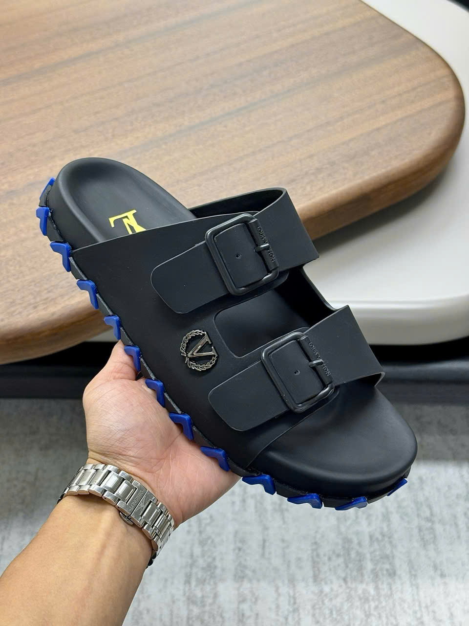 Dép lê quai ngang cài Louis Vuitton Trainer Đen tag logo kim loại Like Auth fullbox DDT