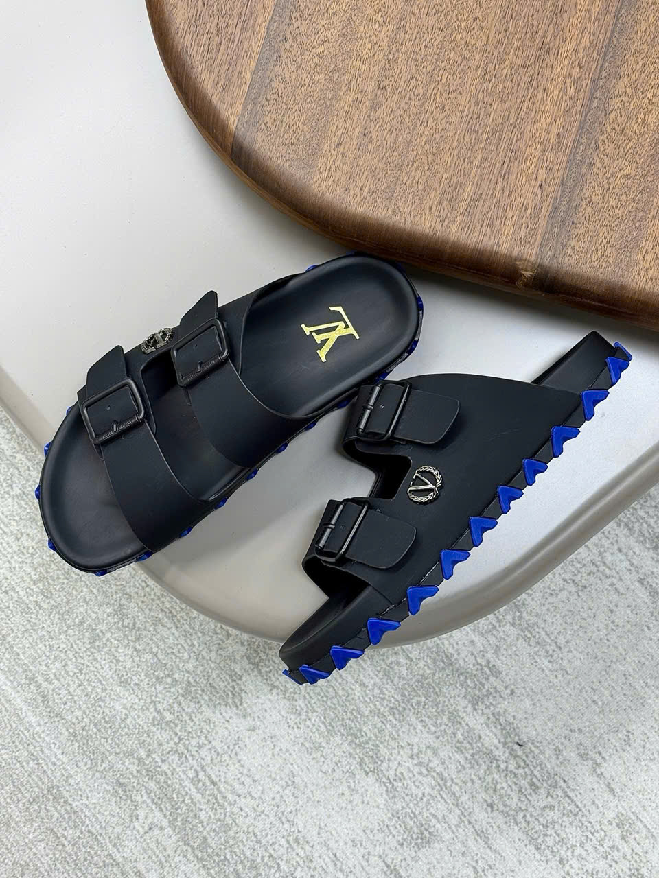 Dép lê quai ngang cài Louis Vuitton Trainer Đen tag logo kim loại Like Auth fullbox DDT