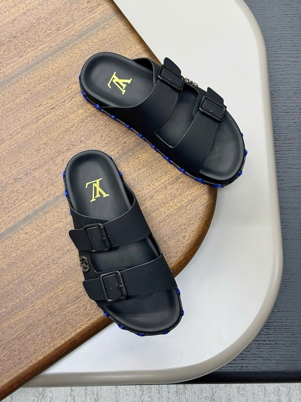 Dép lê quai ngang cài Louis Vuitton Trainer Đen tag logo kim loại Like Auth fullbox DDT