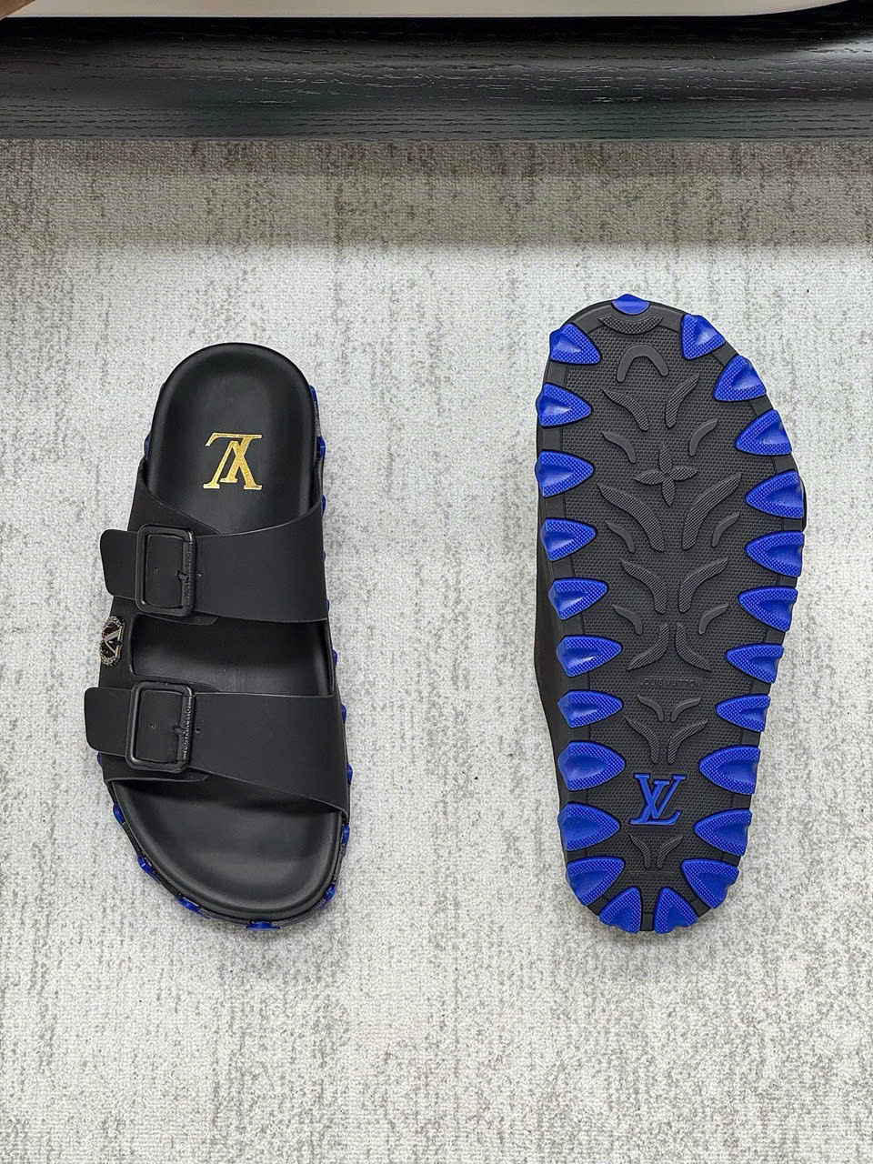 Dép lê quai ngang cài Louis Vuitton Trainer Đen tag logo kim loại Like Auth fullbox DDT