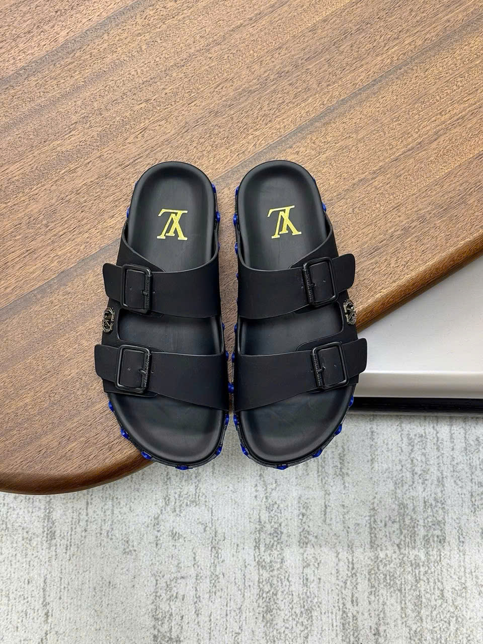 Dép lê quai ngang cài Louis Vuitton Trainer Đen tag logo kim loại Like Auth fullbox DDT