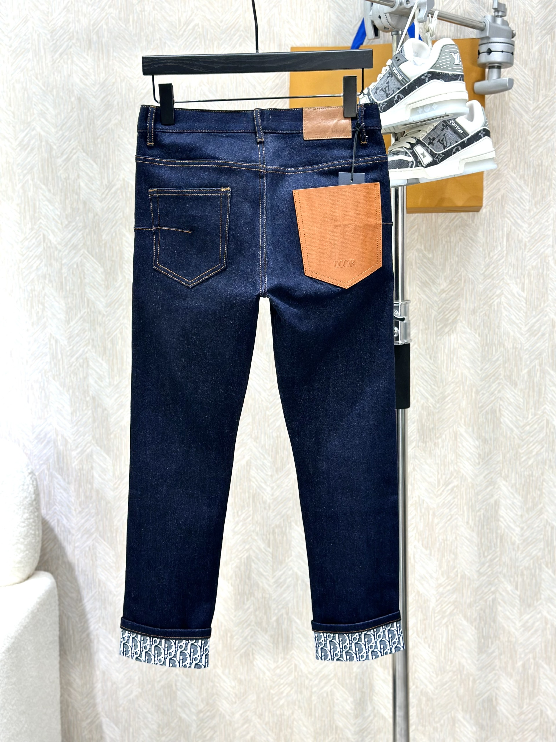 Quần Jean Dior CD Xanh than phối họa tiết gấu Trắng Xám túi da Cam sau Like Auth on web VTN