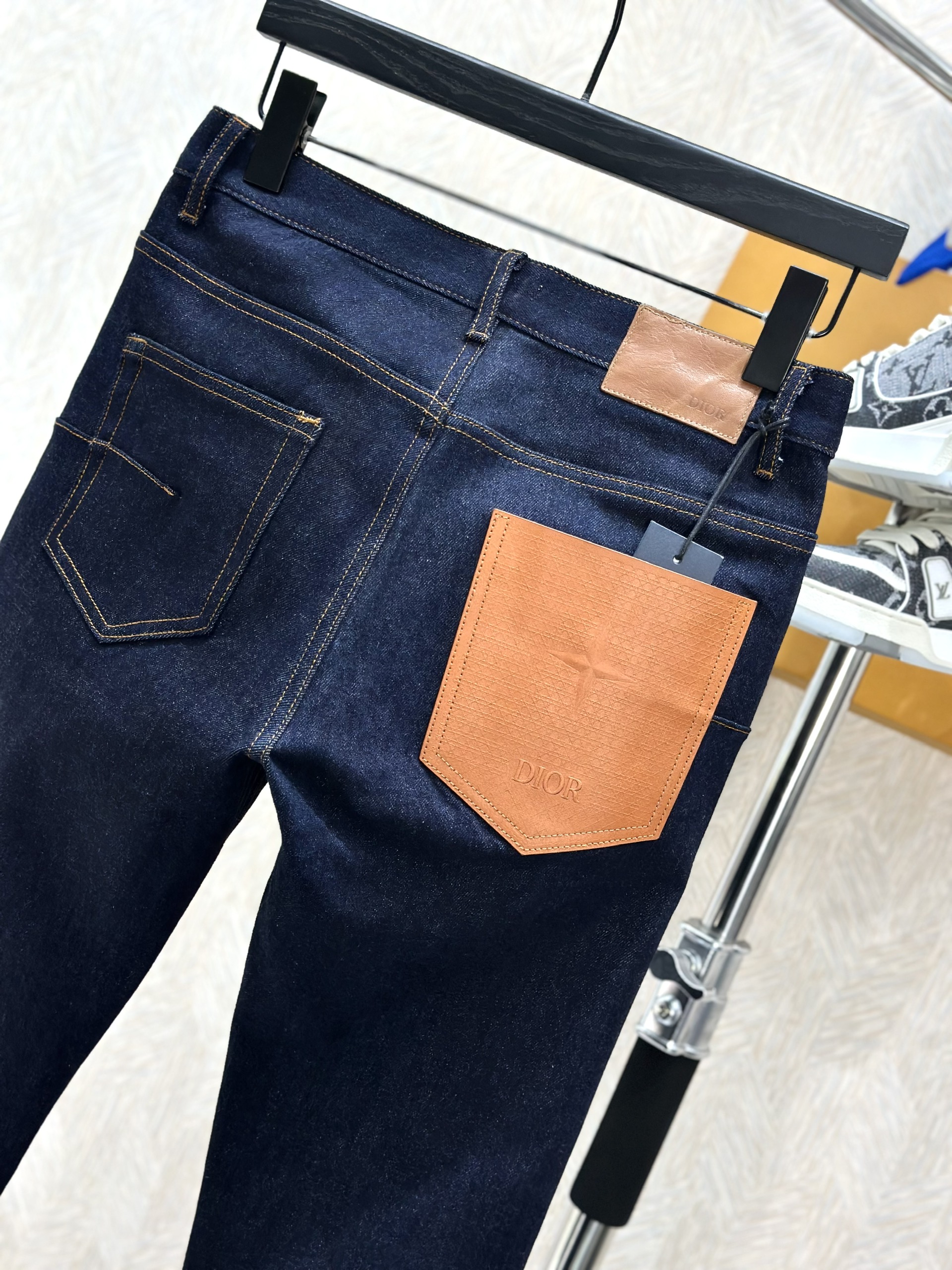 Quần Jean Dior CD Xanh than phối họa tiết gấu Trắng Xám túi da Cam sau Like Auth on web VTN