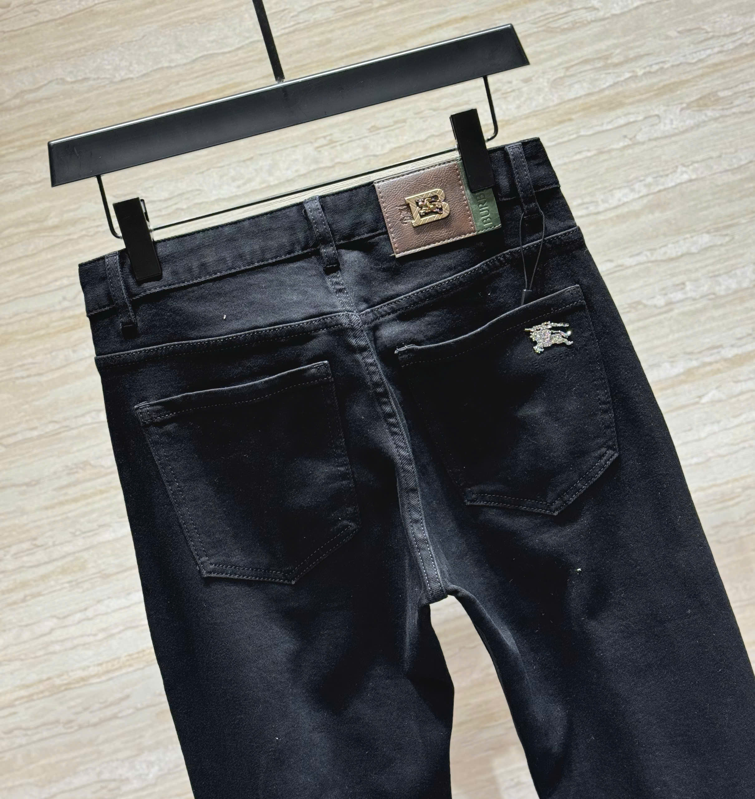 Quần jean Burberry BBR Đen trơn logo tag kim loại túi sau Like Auth DDT