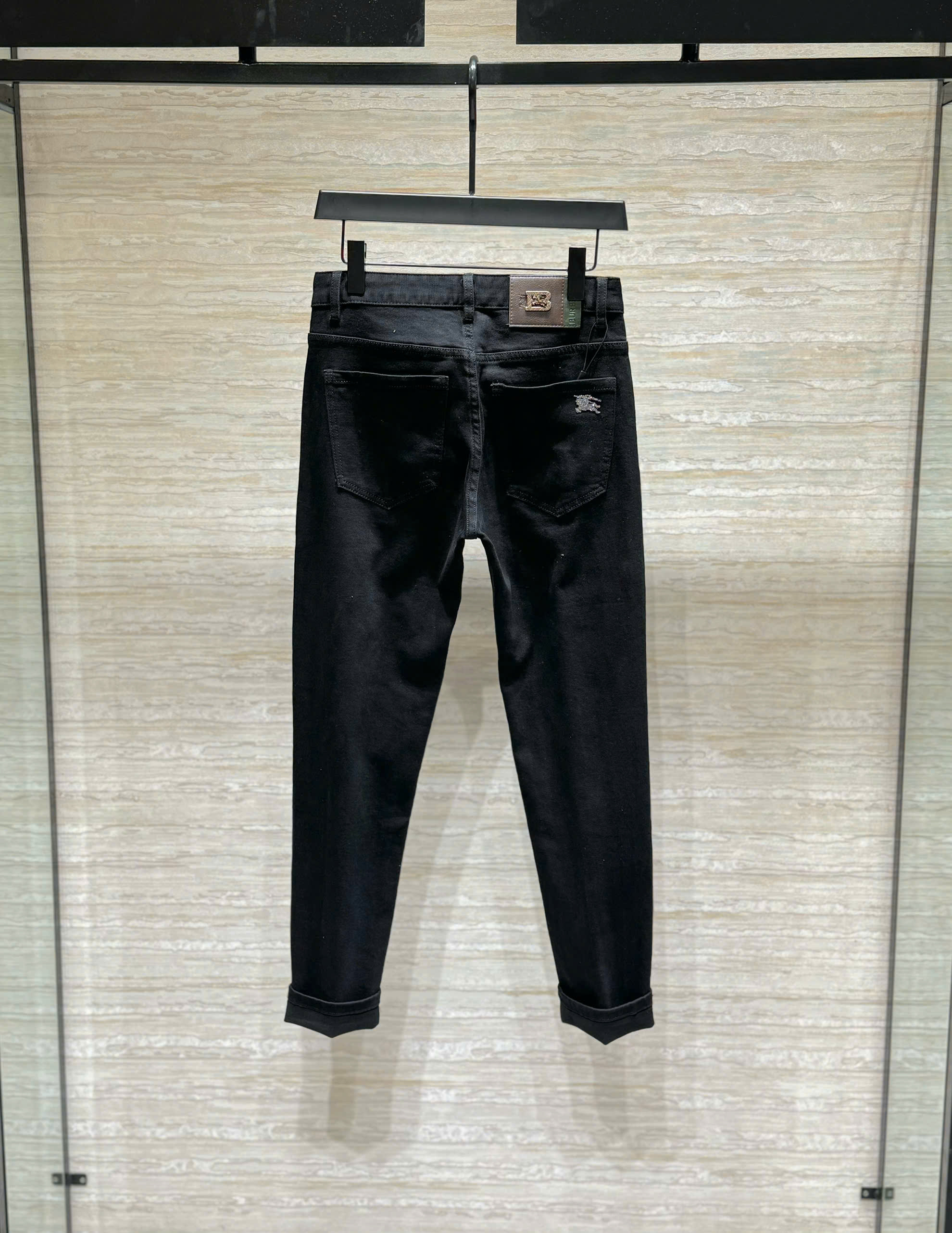 Quần jean Burberry BBR Đen trơn logo tag kim loại túi sau Like Auth DDT