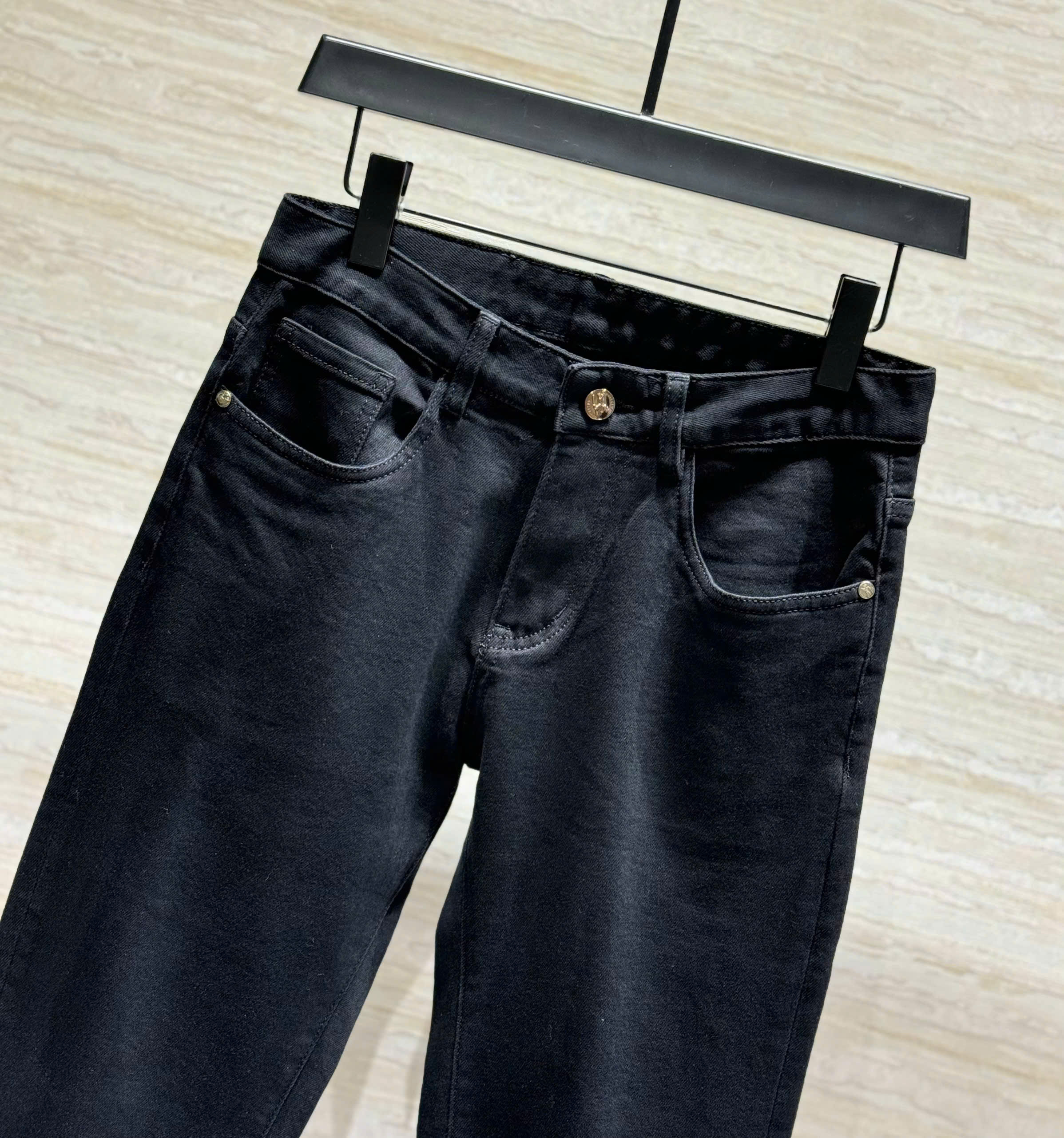 Quần jean Burberry BBR Đen trơn logo tag kim loại túi sau Like Auth DDT