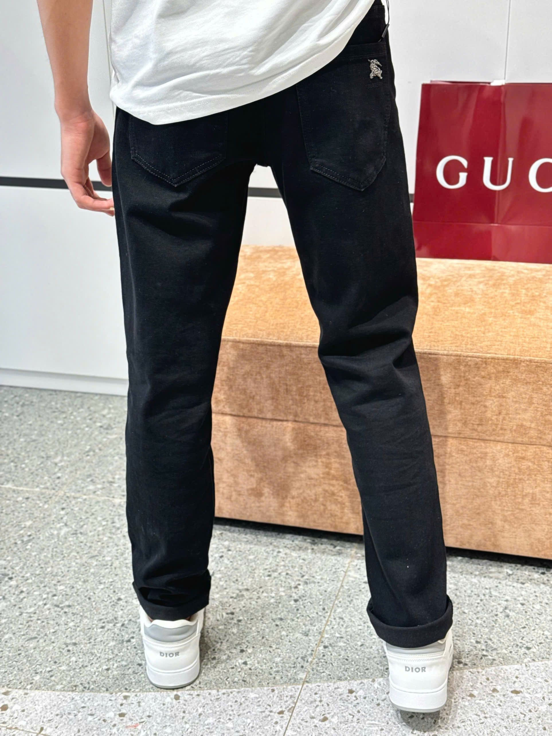 Quần jean Burberry BBR Đen trơn logo tag kim loại túi sau Like Auth DDT