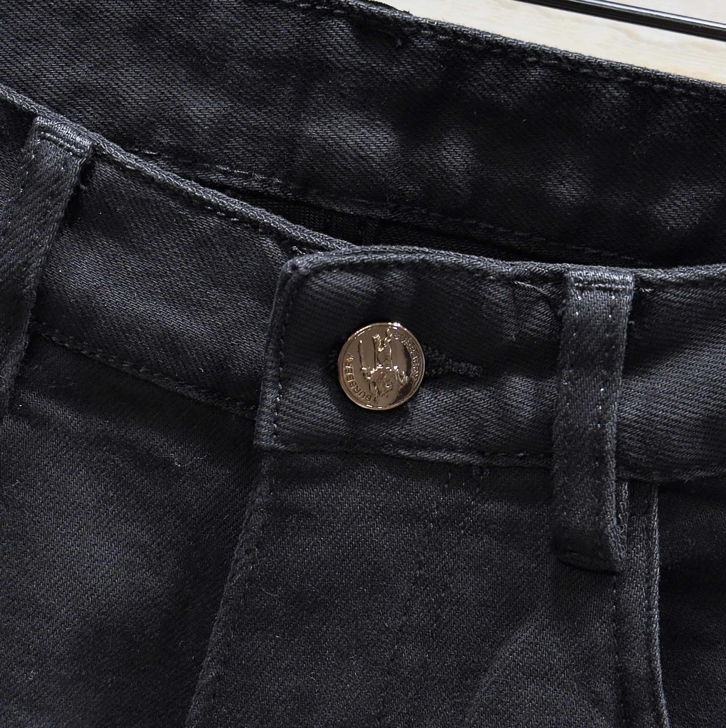 Quần jean Burberry BBR Đen trơn logo tag kim loại túi sau Like Auth DDT