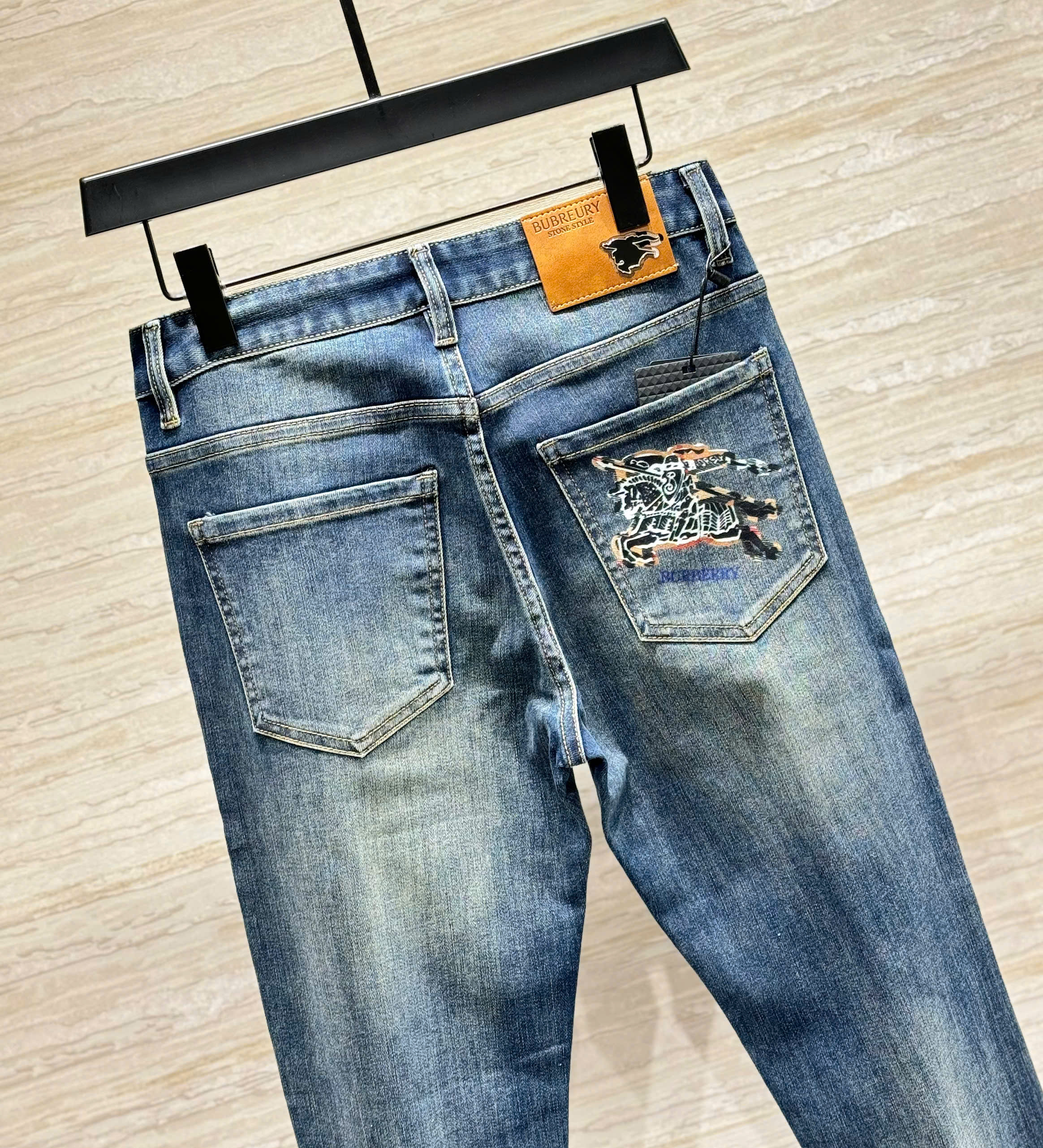 Quần jean Burberry BBR Xanh bạc logo ngựa kẻ sọc túi sau Like Auth DDT