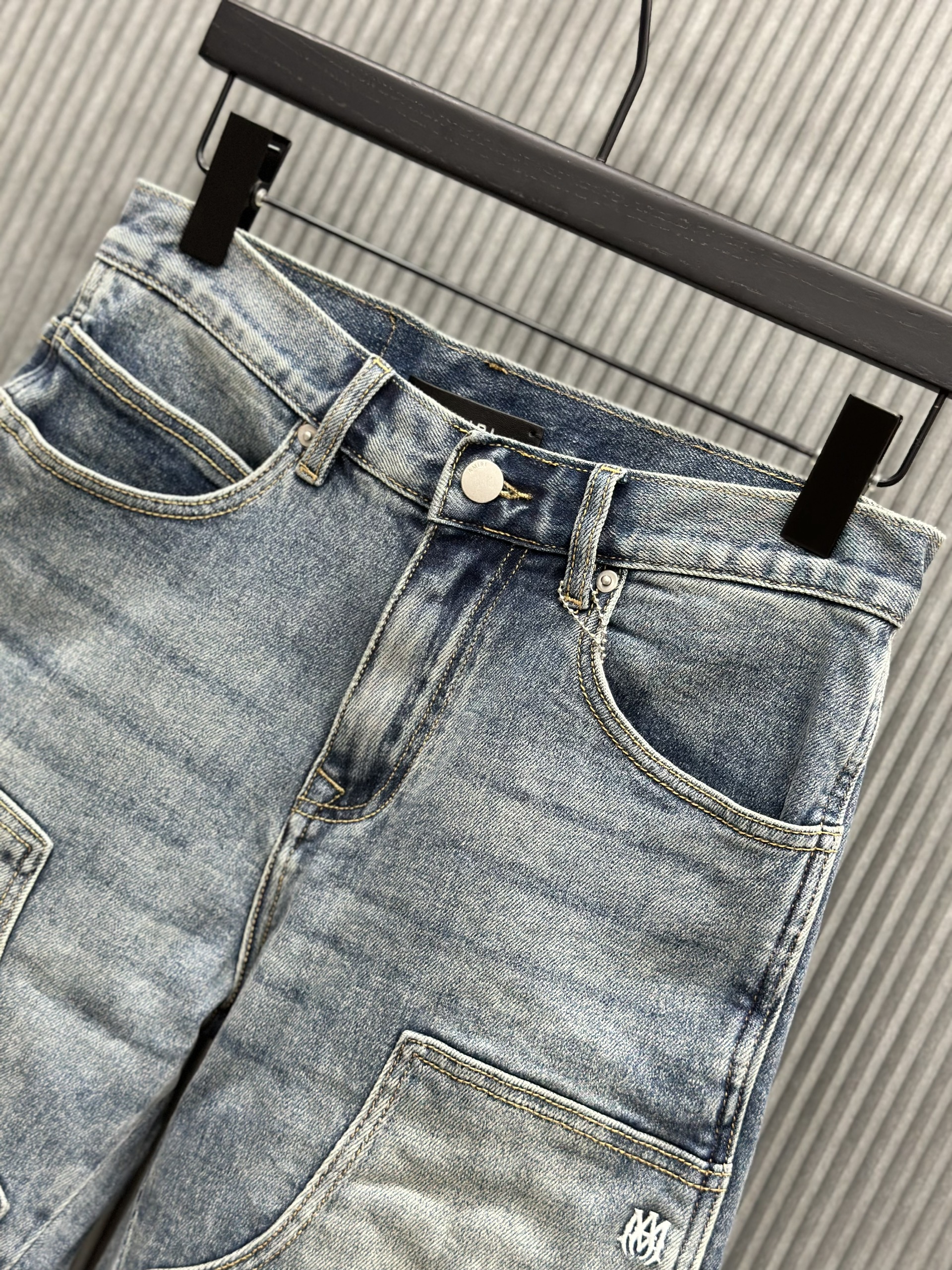 Quần short jean Amiri A Xanh nhạt logo trắng nhỏ Like Auth VTN