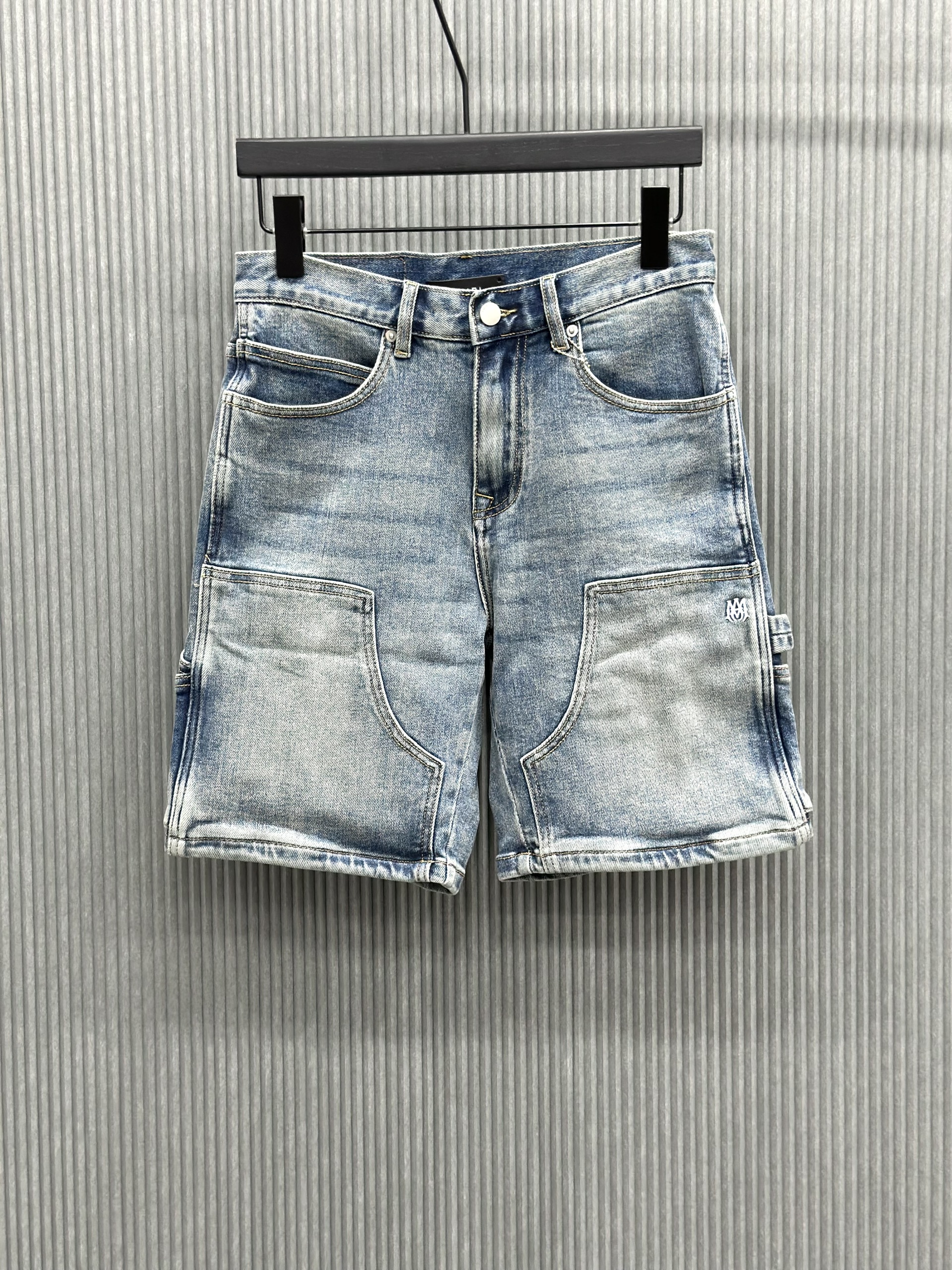 Quần short jean Amiri A Xanh nhạt logo trắng nhỏ Like Auth VTN