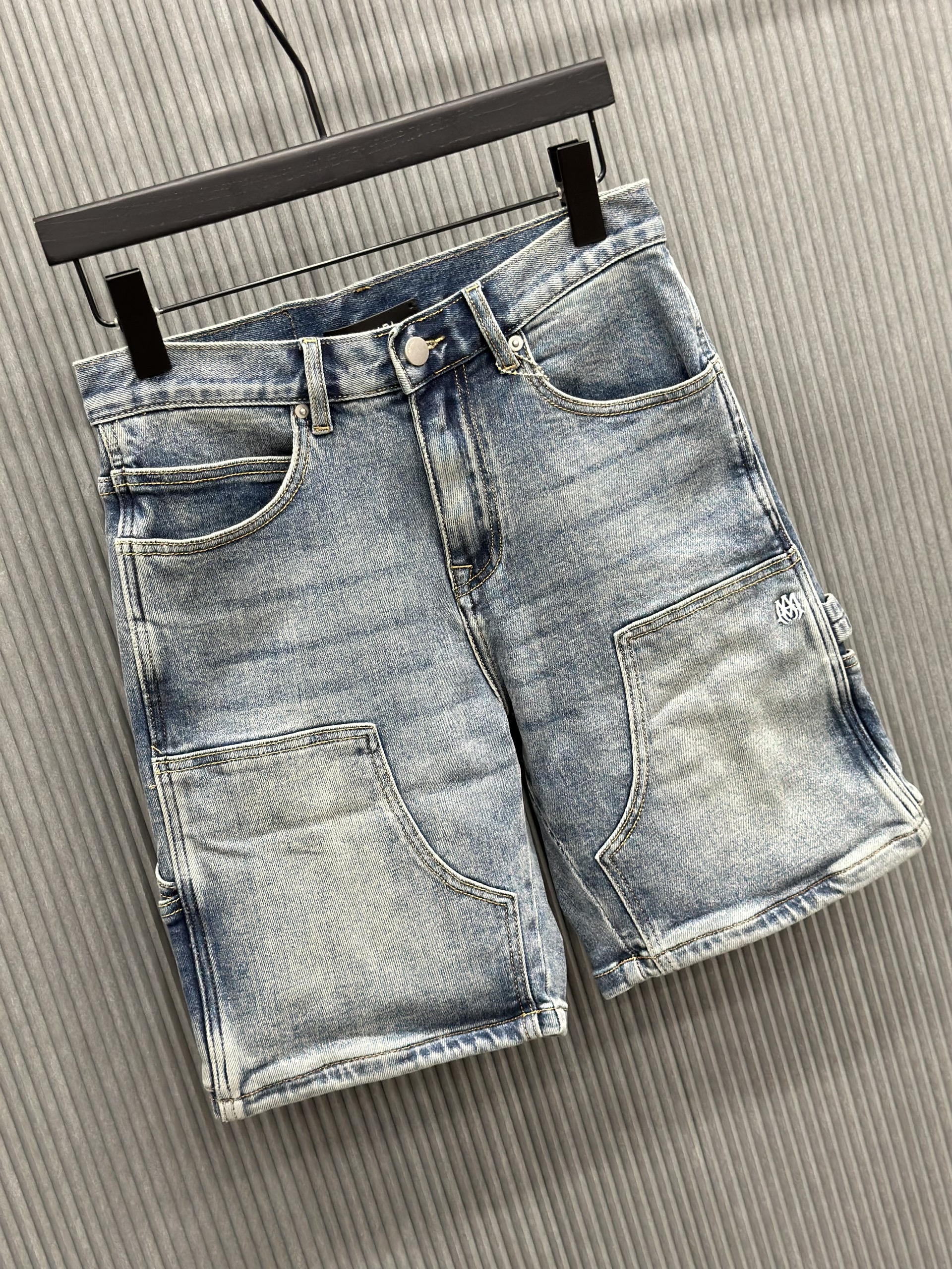 Quần short jean Amiri A Xanh nhạt logo trắng nhỏ Like Auth VTN