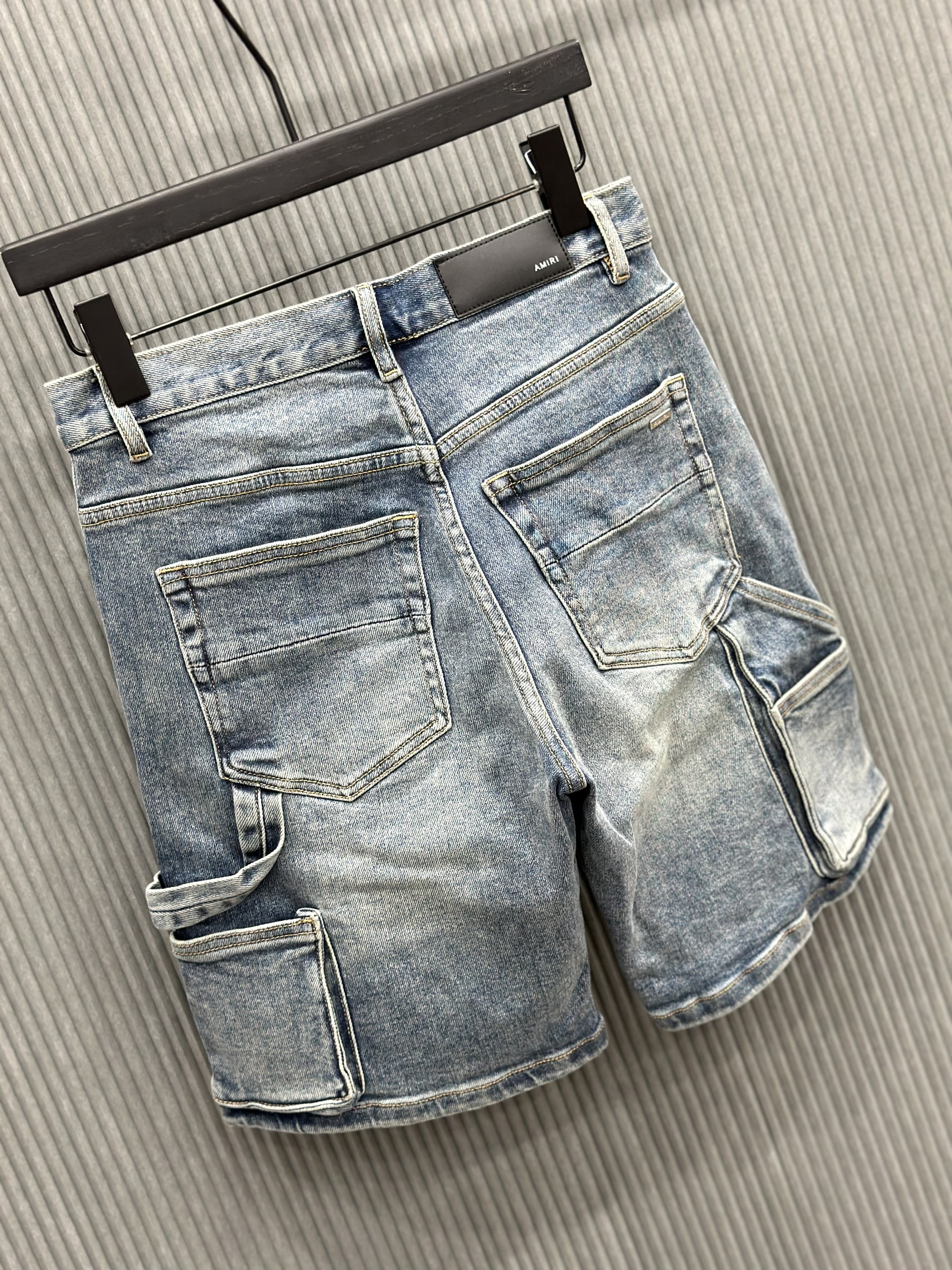 Quần short jean Amiri A Xanh nhạt logo trắng nhỏ Like Auth VTN