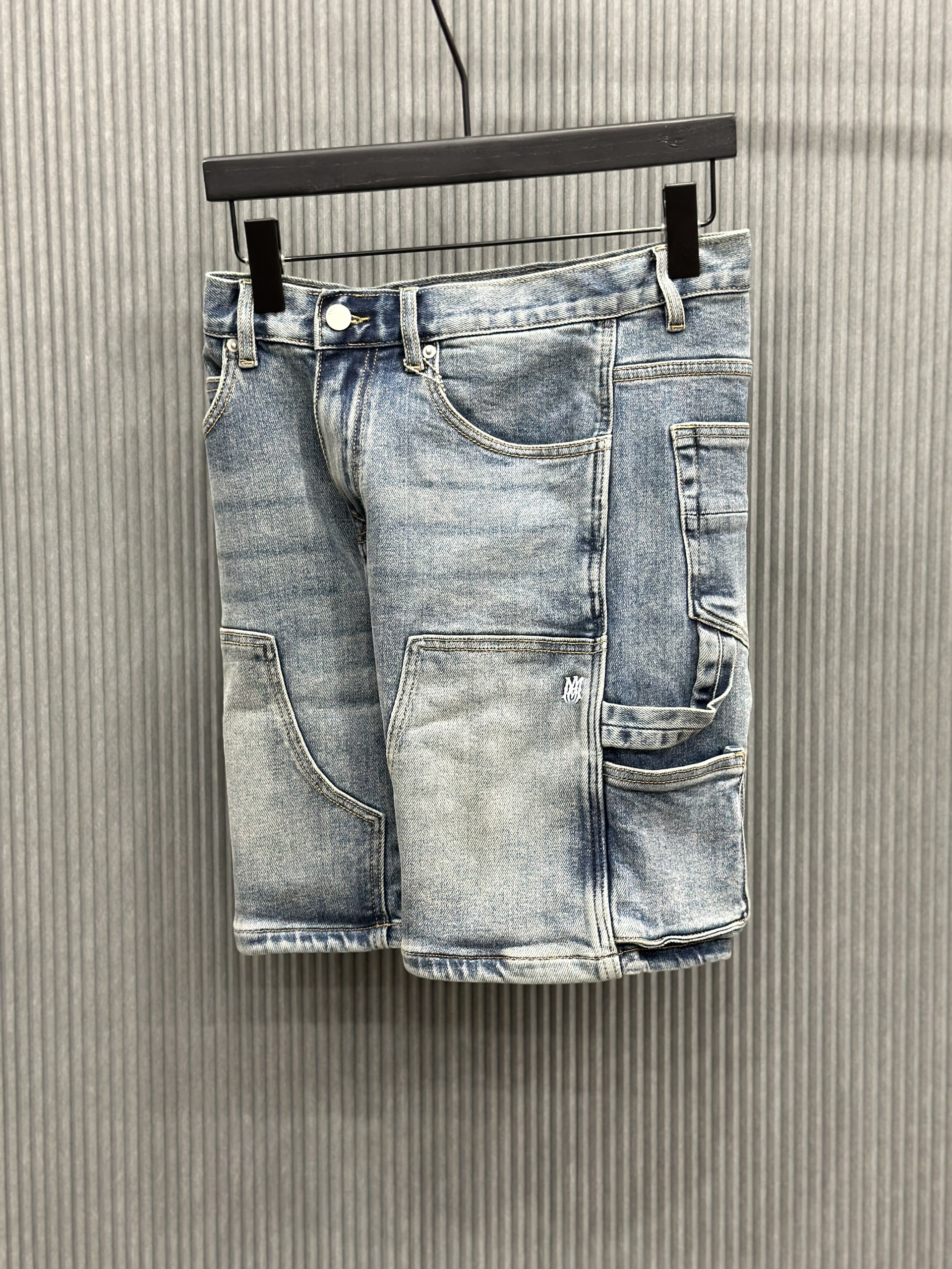 Quần short jean Amiri A Xanh nhạt logo trắng nhỏ Like Auth VTN