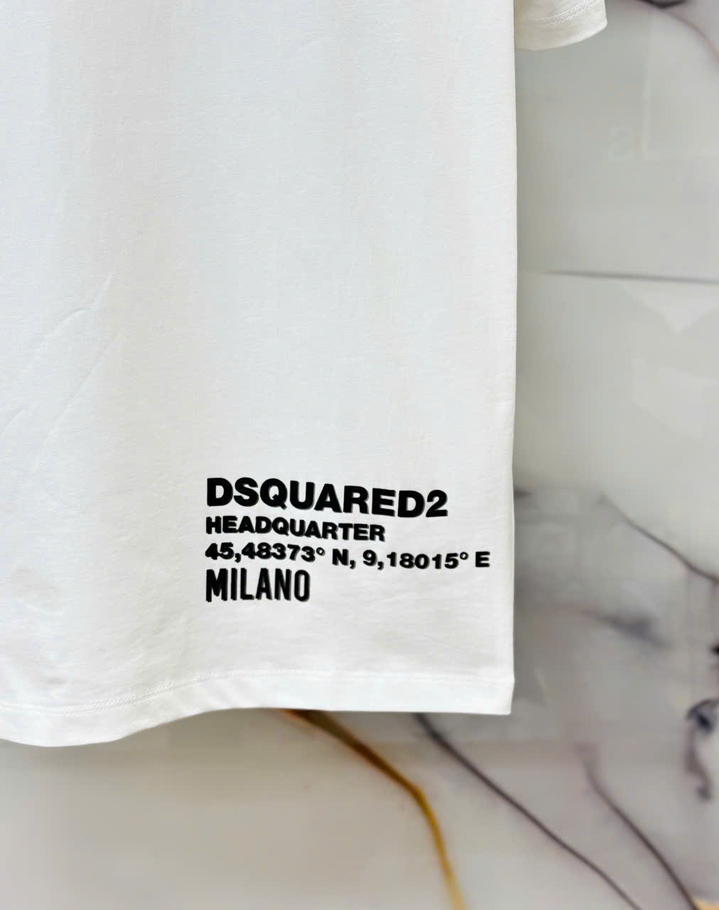 Áo phông T-shirt Dsquared2 DSQ2 họa tiết chữ bụng viền tay Like Auth LK