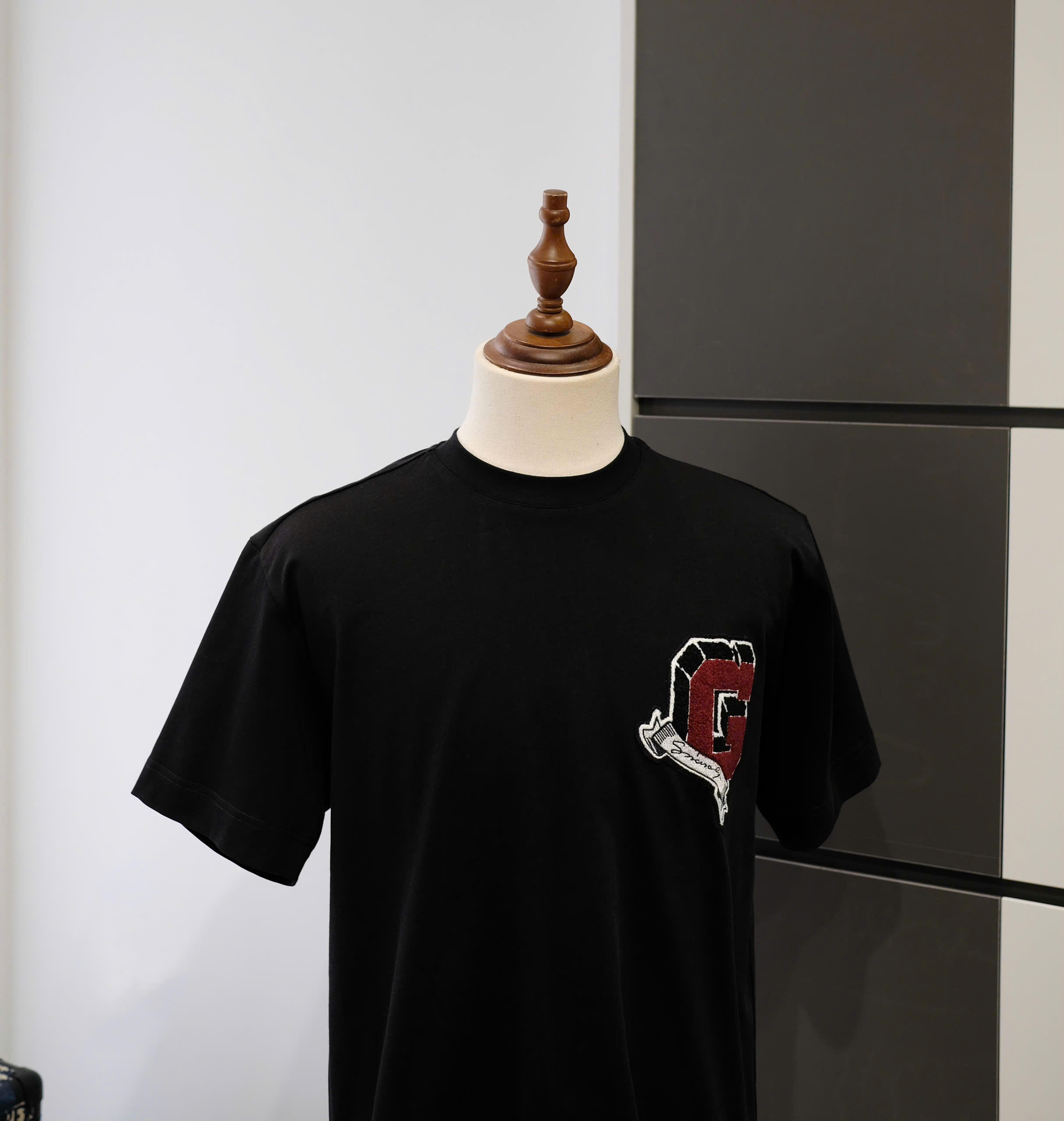 Áo phông T-shirt Givenchy GVC Đen logo thêu lông xù Đỏ ngực Like Auth DDT