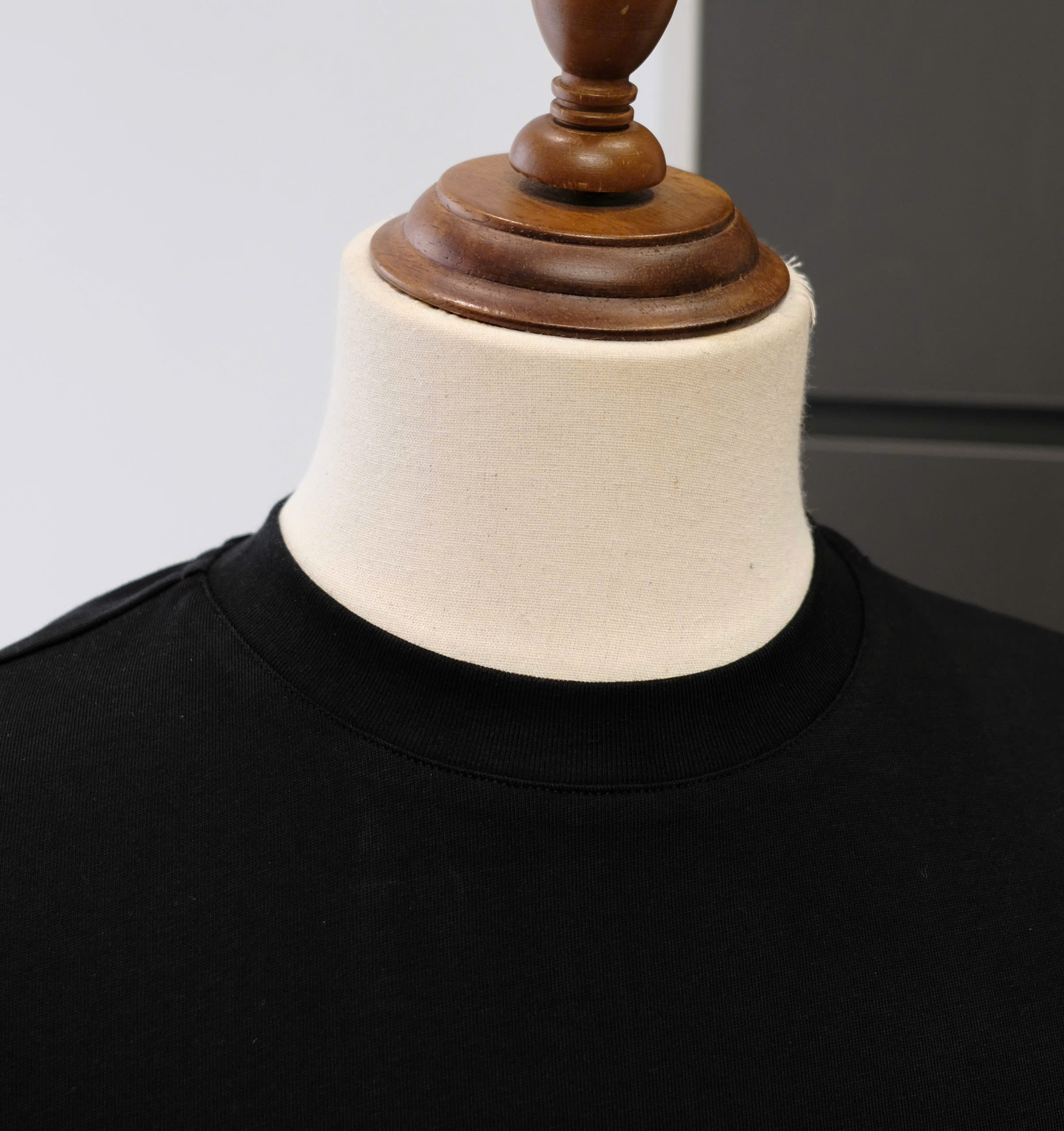 Áo phông T-shirt Givenchy GVC Đen logo thêu lông xù Đỏ ngực Like Auth DDT