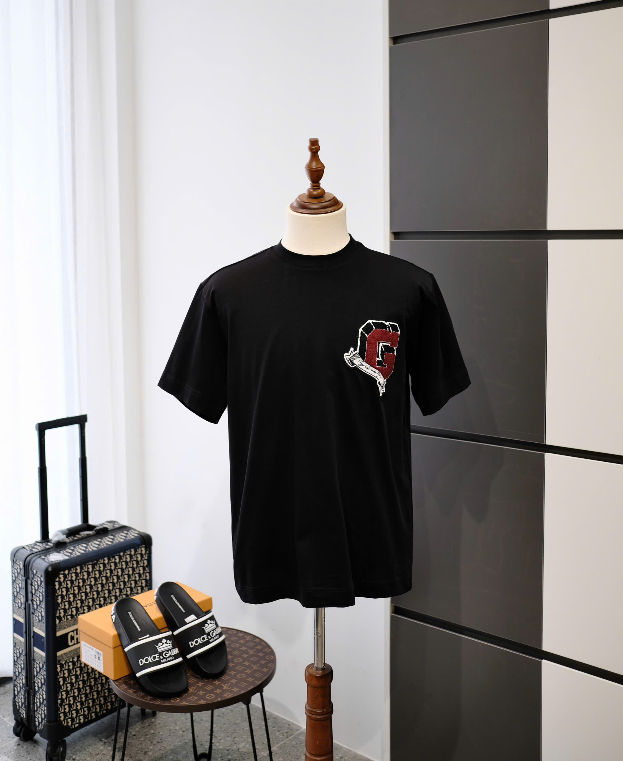 Áo phông T-shirt Givenchy GVC Đen logo thêu lông xù Đỏ ngực Like Auth DDT