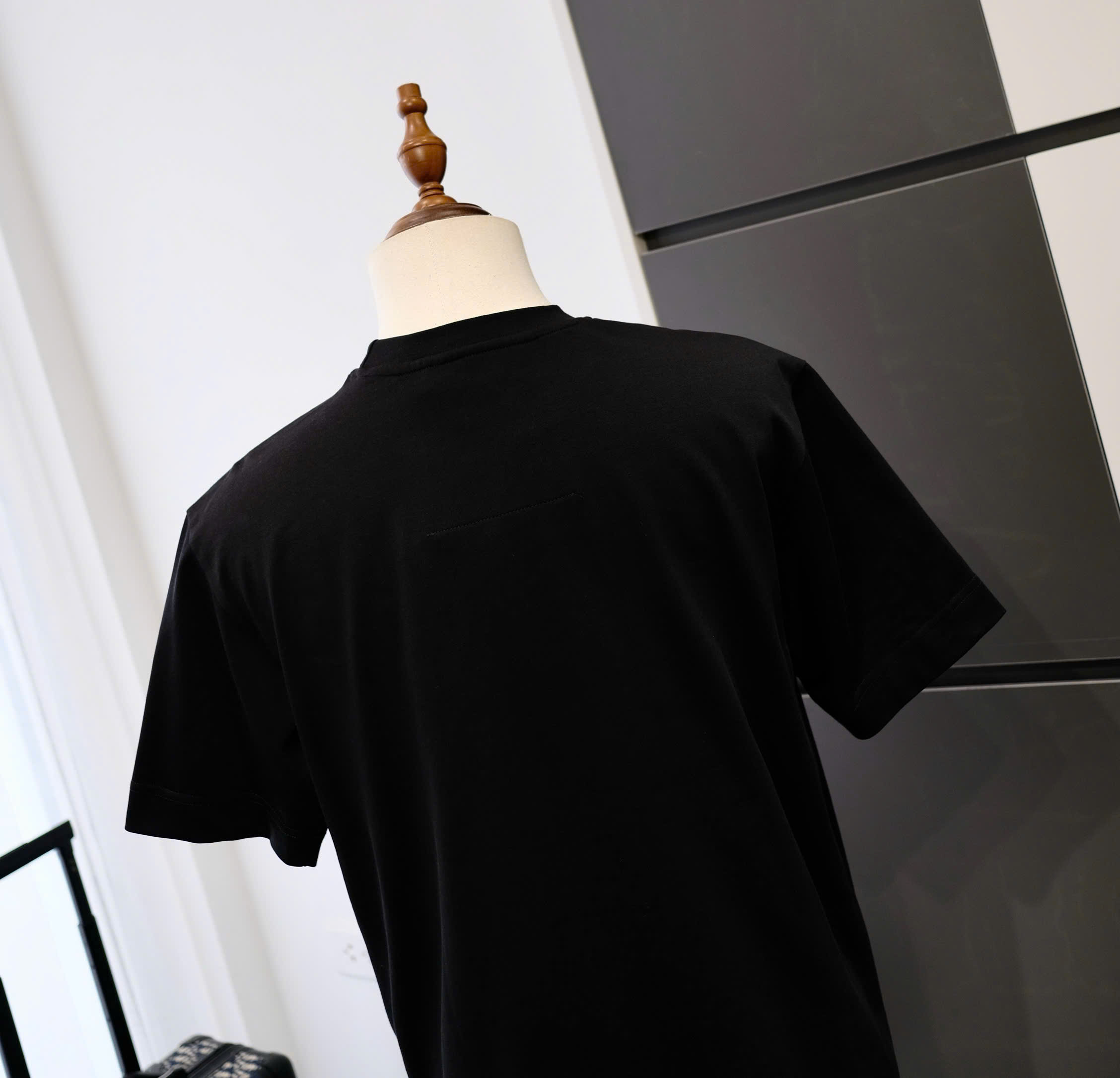 Áo phông T-shirt Givenchy GVC Đen logo thêu lông xù Đỏ ngực Like Auth DDT