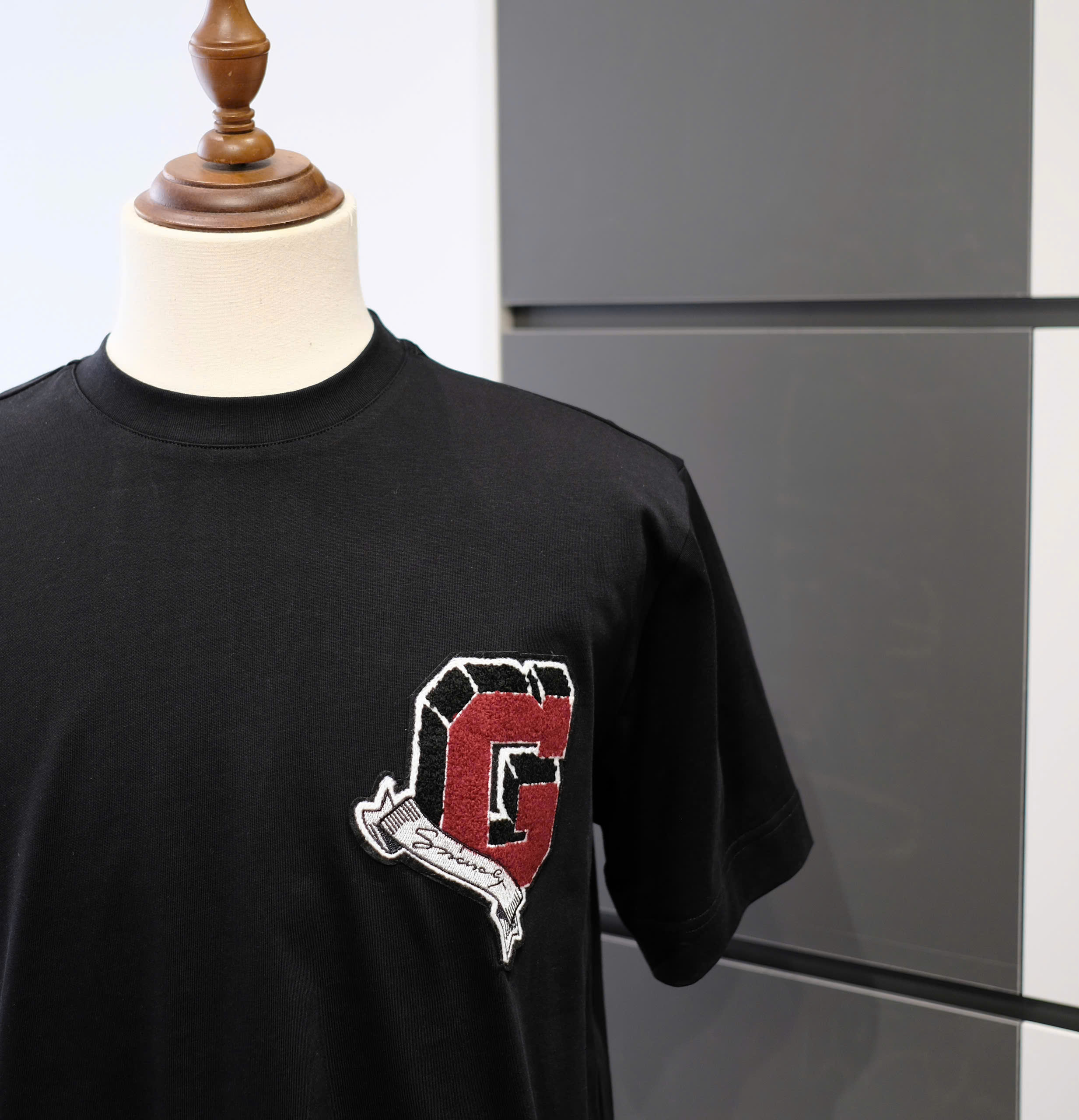 Áo phông T-shirt Givenchy GVC Đen logo thêu lông xù Đỏ ngực Like Auth DDT